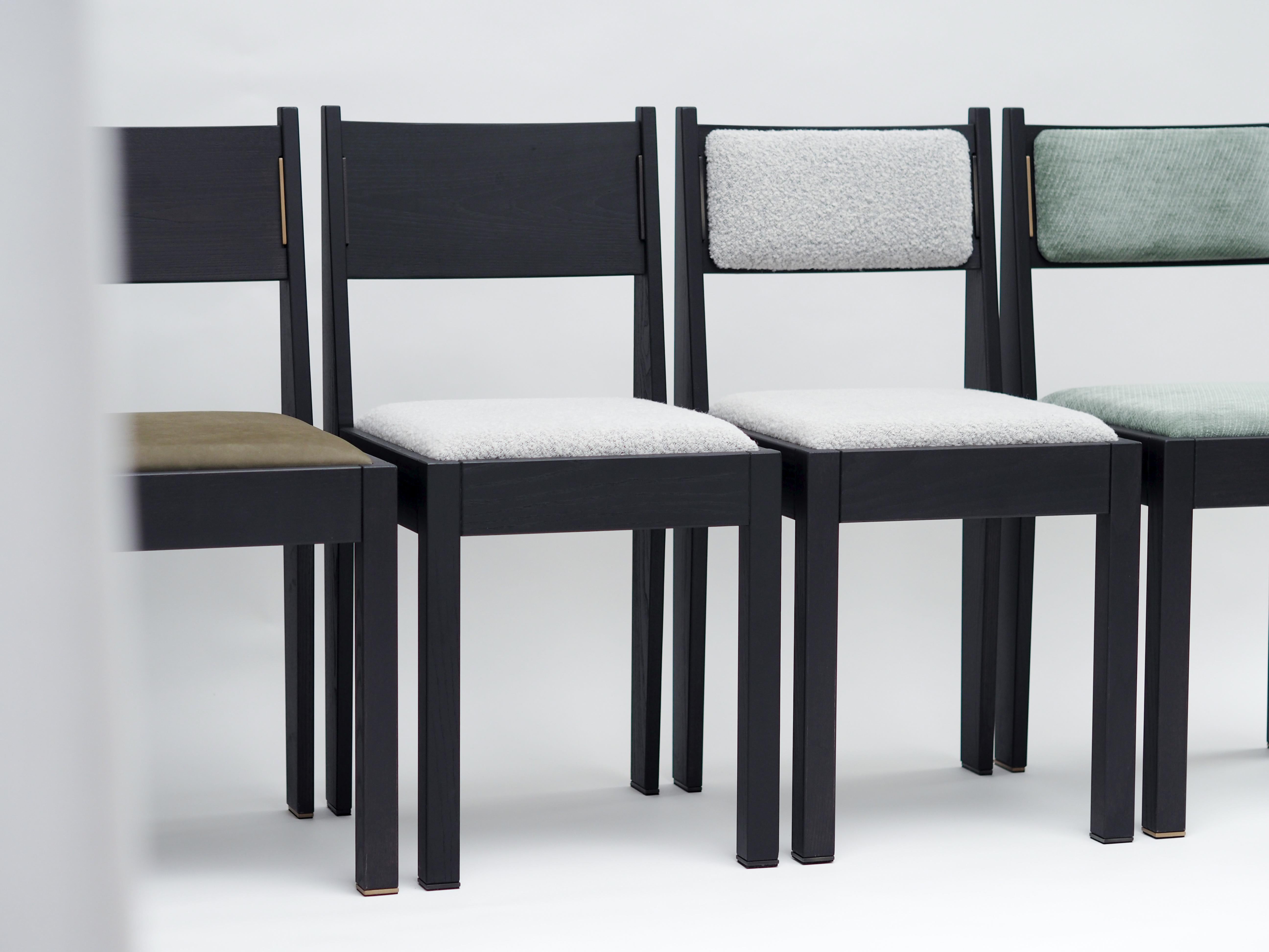 Chaise Art Déco contemporaine, bois de frêne noir, assise tapissée et détails en bronze en vente 3