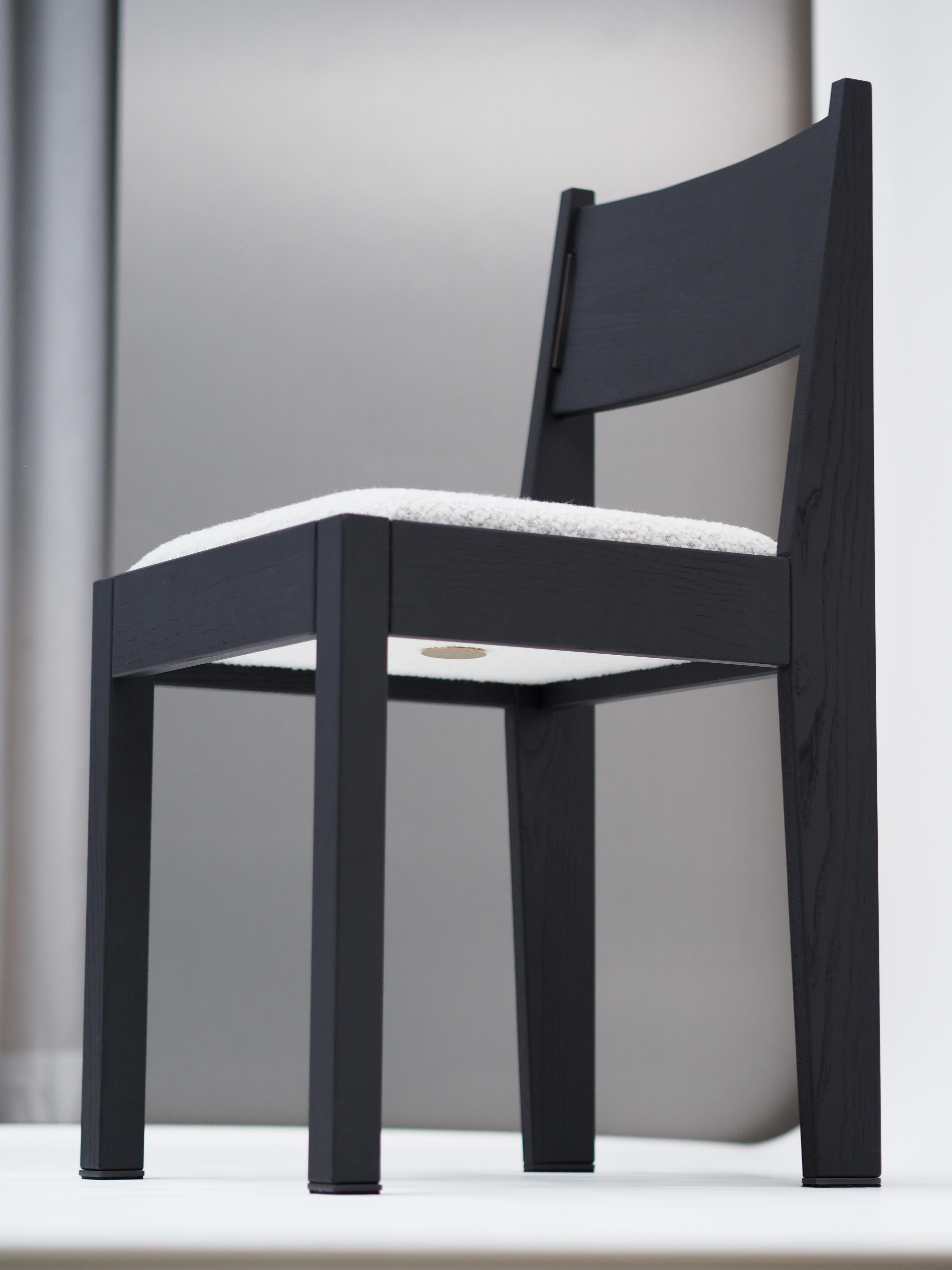 Notre chaise barh 01 est un design classique et contemporain aux détails les plus fins. Inspirée du mouvement Art déco, la chaise a un aspect familier, ce qui la rend intemporelle et adaptée à presque tous les intérieurs. Pour compléter le tableau