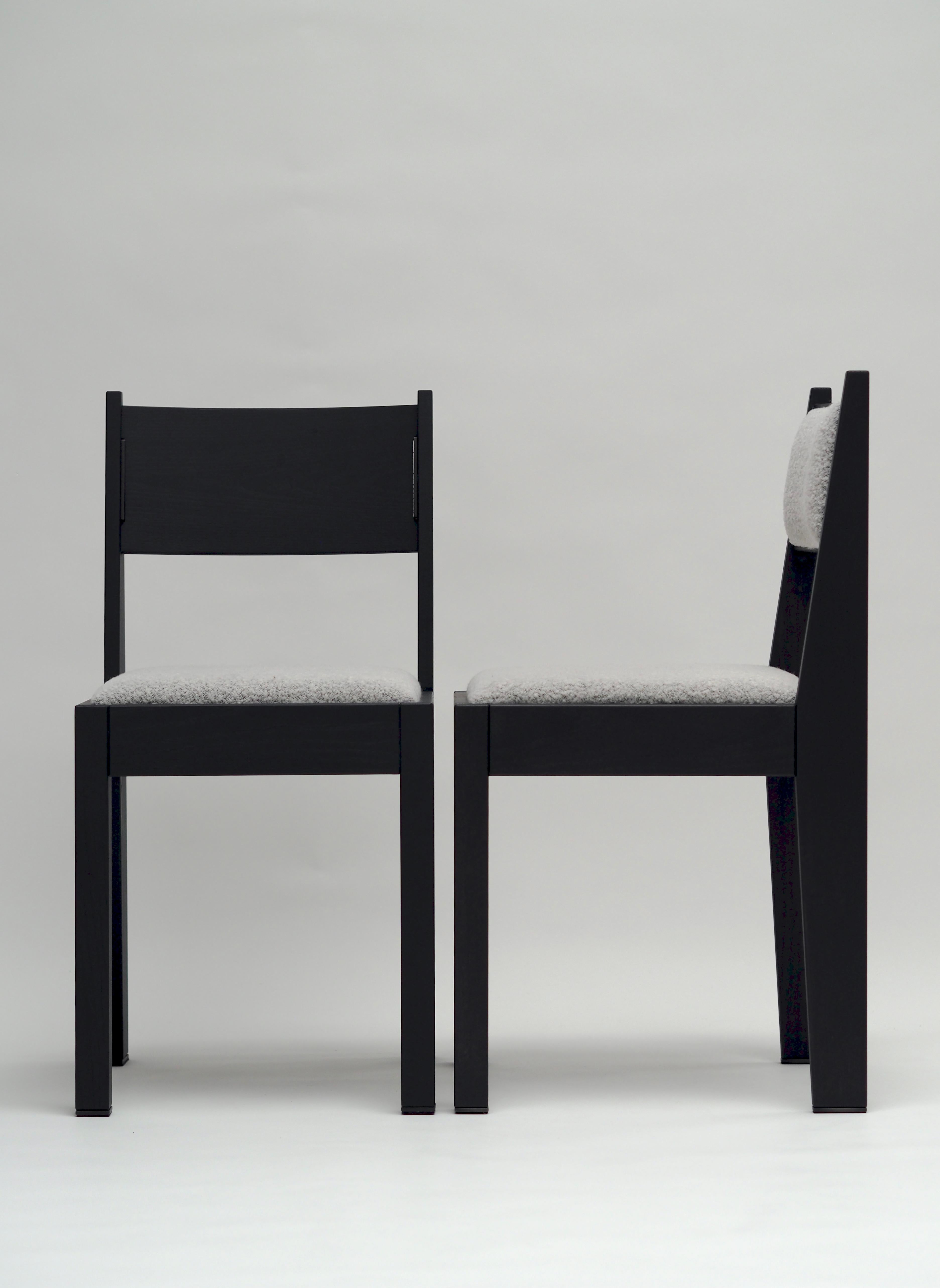 Art déco Chaise Art Déco contemporaine, bois de frêne noir, assise tapissée et détails en bronze en vente