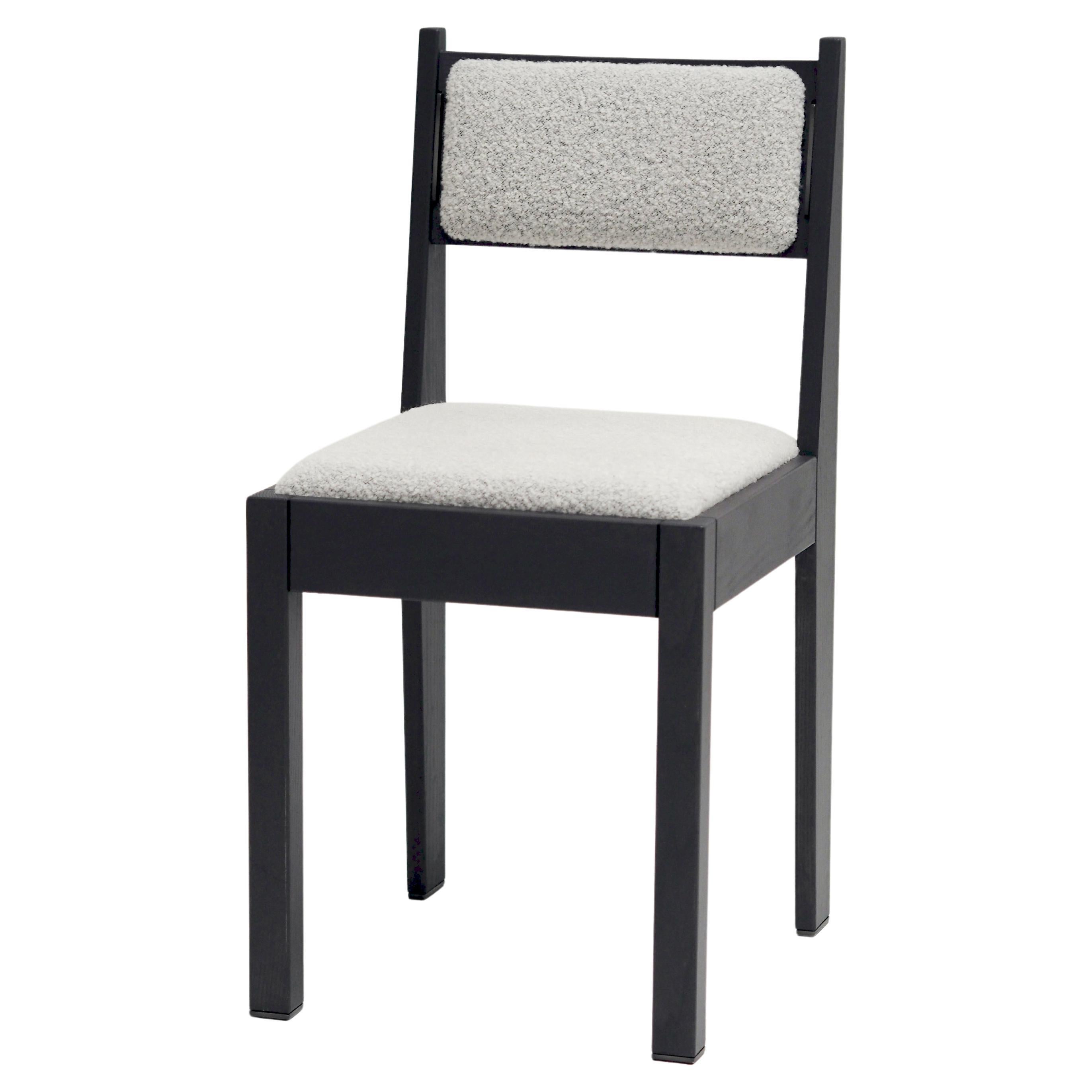 Chaise Art déco contemporaine, bois de frêne noir, tissu d'ameublement blanc et détails en bronze