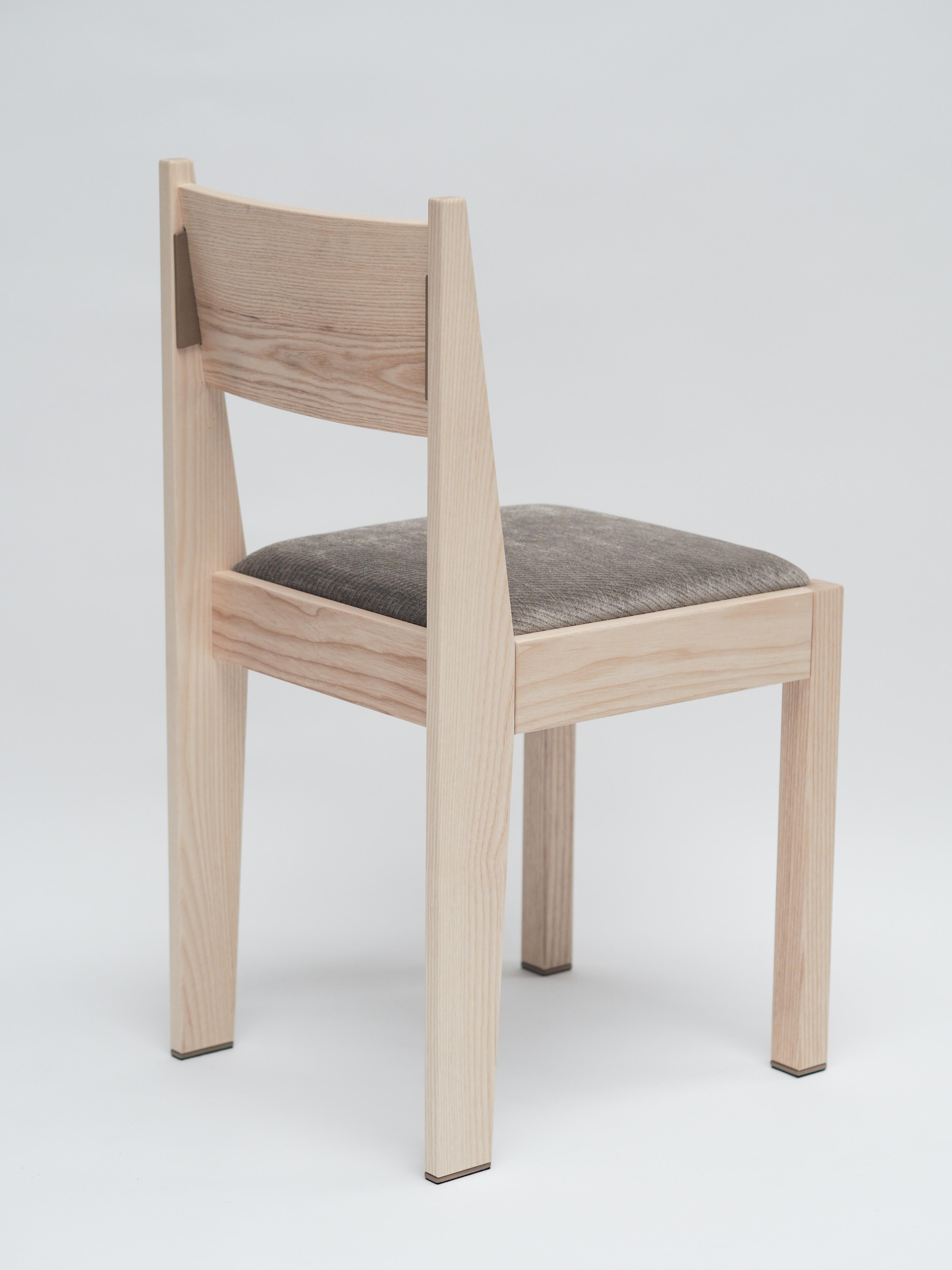 Unser barh chair 01 ist ein klassisches, modernes Design mit feinsten Details. Der von der Art-Déco-Bewegung inspirierte Stuhl sieht vertraut aus und ist daher zeitlos und passt zu fast jeder Einrichtung. Um das Gesamtbild von Barh zu
