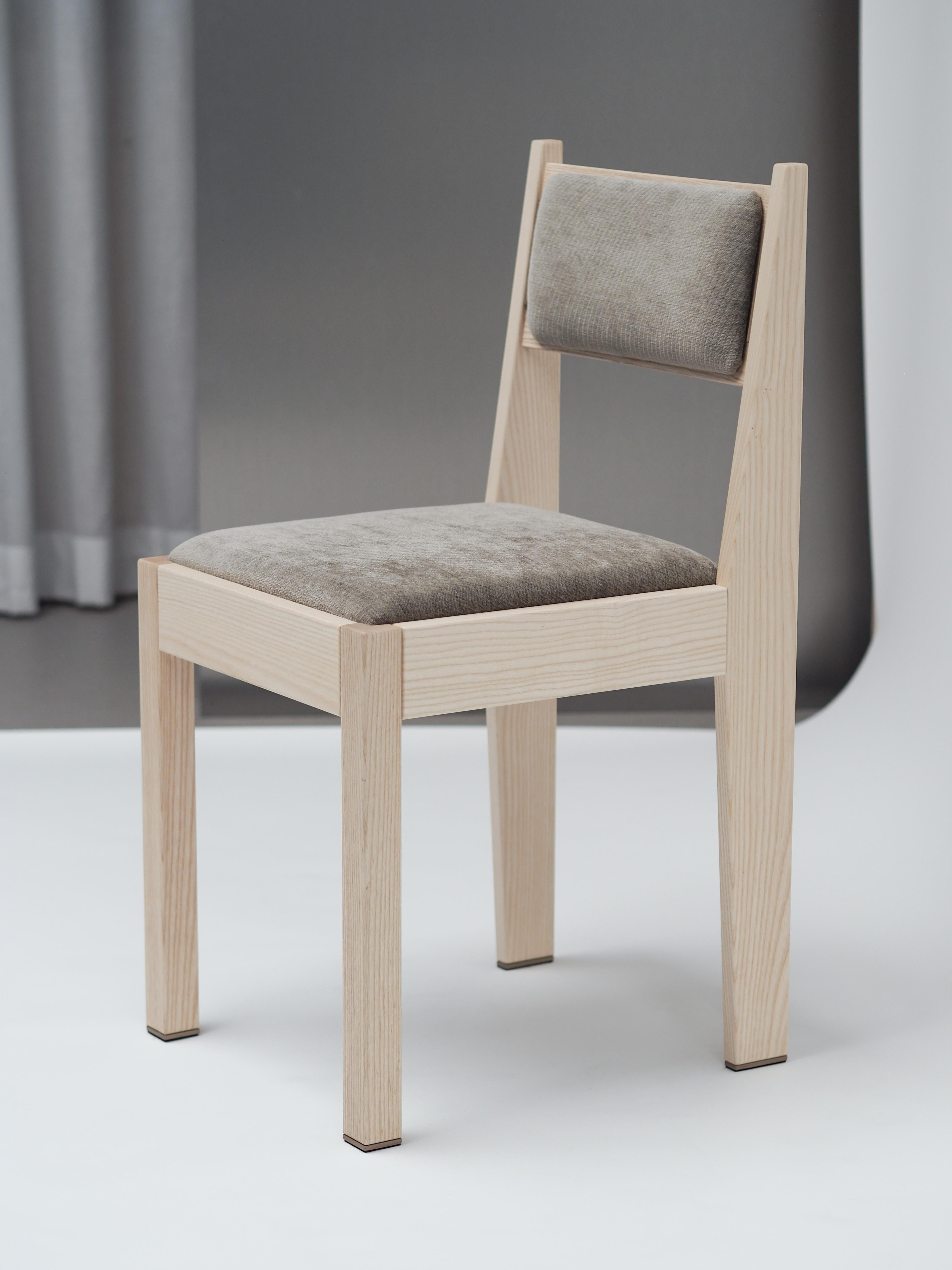 Zeitgenössischer Art-Déco-Stuhl, Eschenholz, braune Polsterung und Bronzedetails (Metall) im Angebot
