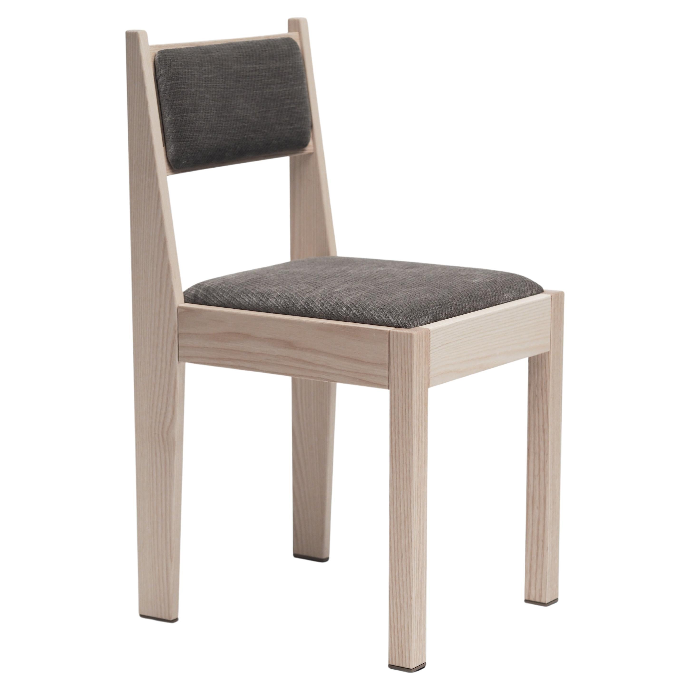Silla Art Decó Contemporánea, Madera de Fresno Natural, Tapicería Marrón y Detalles en Bronce
