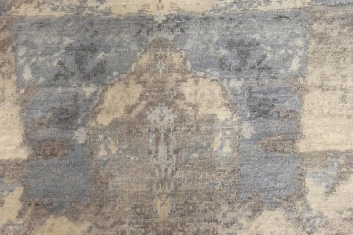 Zeitgenössischer blauer und grauer Wollteppich im Art-Déco-Stil von Doris Leslie Blau.
Größe: 13'0