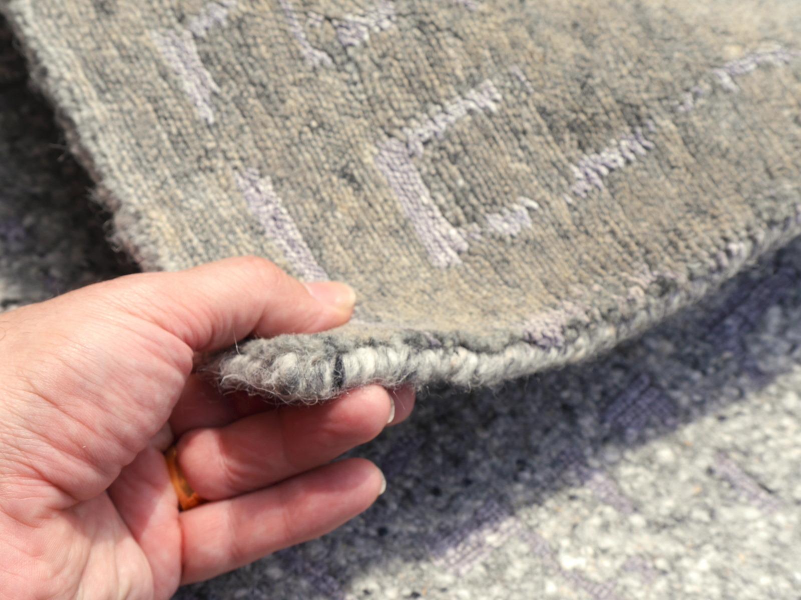 Zeitgenssischer, handgeknpfter Art-Dco-Teppich aus Wolle und Seide aus der Djoharian-Kollektion (Indisch) im Angebot