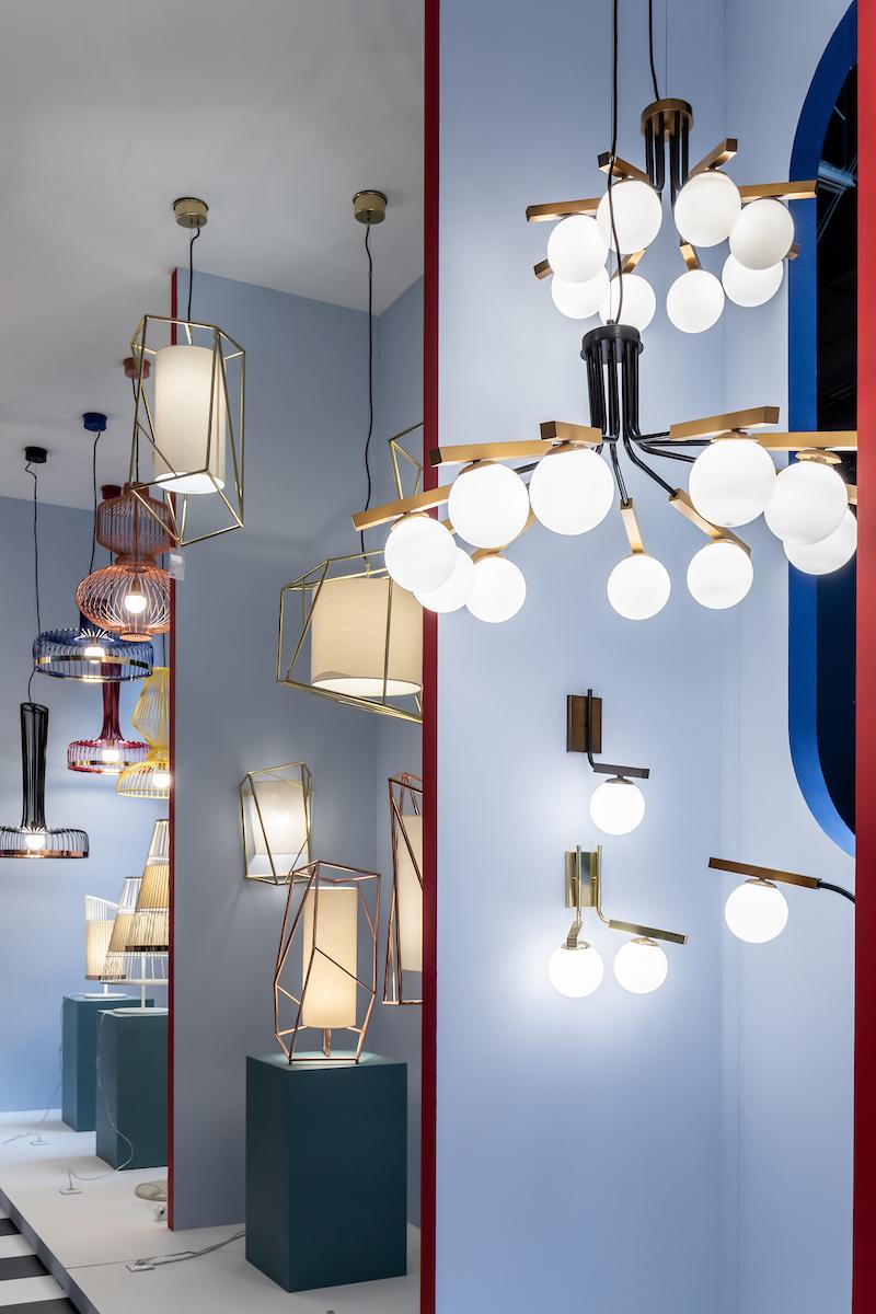 Portoghese Lampada a sospensione a globo di ispirazione Art Deco contemporanea, ottone lucido di UTU Lamps in vendita