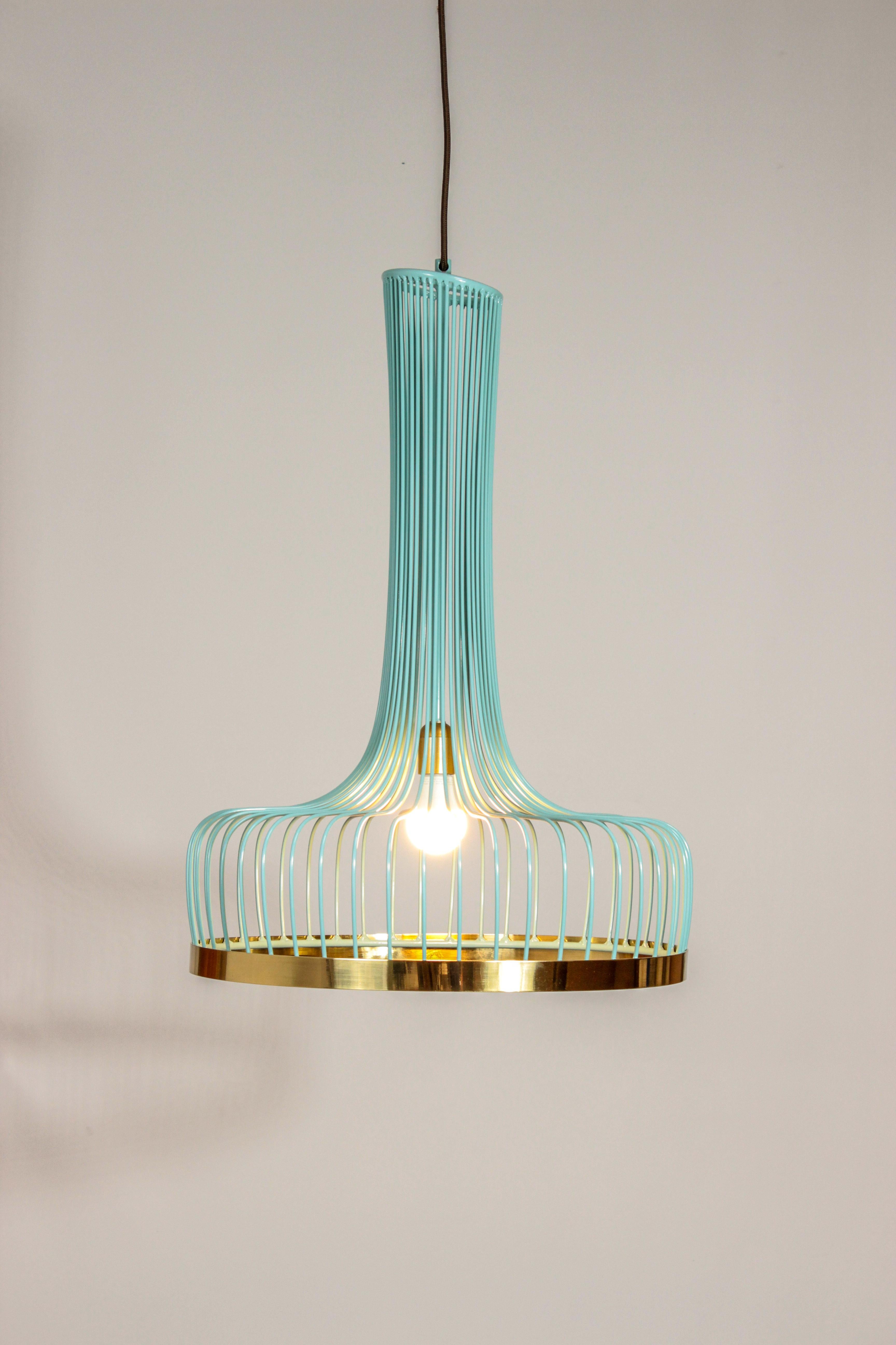 Un senso di movimento e di grazia caratterizza la lampada a sospensione New Spider.  La sua struttura è una rete di fili metallici accuratamente verniciati a polvere per una finitura uniforme e liscia. Un anello metallico delicatamente lucido ne