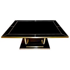 Table basse art déco italienne contemporaine en verre noir et laiton sur pieds courbes