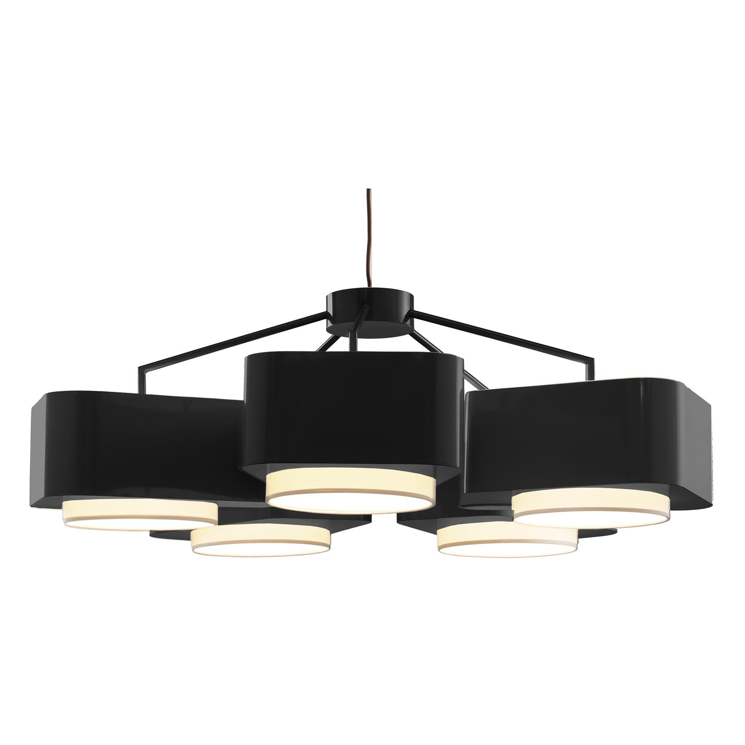 La suspension Carousel présente un équilibre délicat entre la forme et la fonction qui produit une ambiance lumineuse calme et moderne à savourer, avec ses lignes Art déco contemporaines. 
La structure est recouverte d'une couche de peinture en