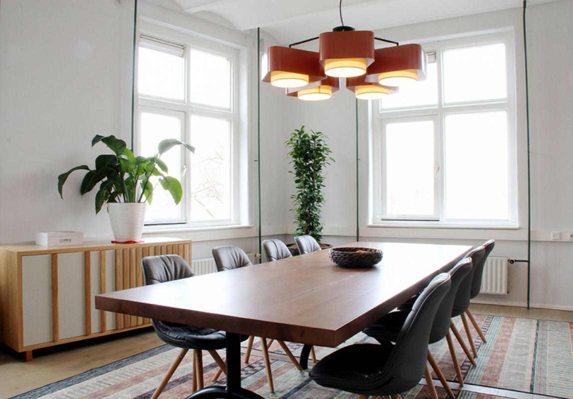 Pendentif contemporain Art Déco Carousel 5 bras avec revêtement en poudre rouge en vente 1