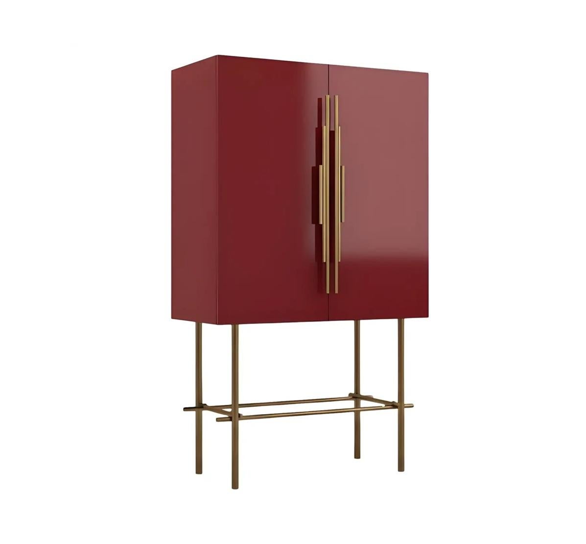 Un mobile bar moderno ed elegante, dalla forma rettangolare e verticale con due ante ad apertura frontale. La superficie delle ante è rifinita in laccato lucido bordeaux, producendo un riflesso a specchio che mette in risalto la geometria pulita del