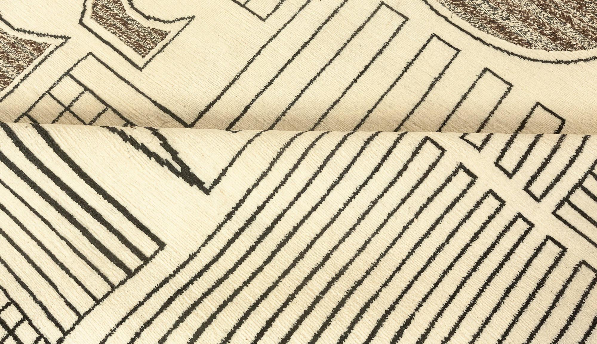 Moderno Tappeto contemporaneo in stile Art Deco beige, nero e grigio di Doris Leslie Blau in vendita