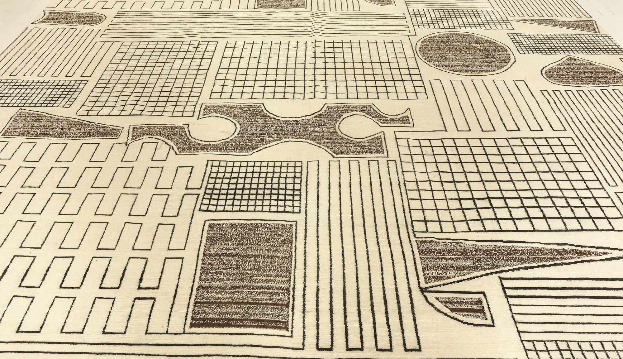 Indiano Tappeto contemporaneo in stile Art Deco beige, nero e grigio di Doris Leslie Blau in vendita