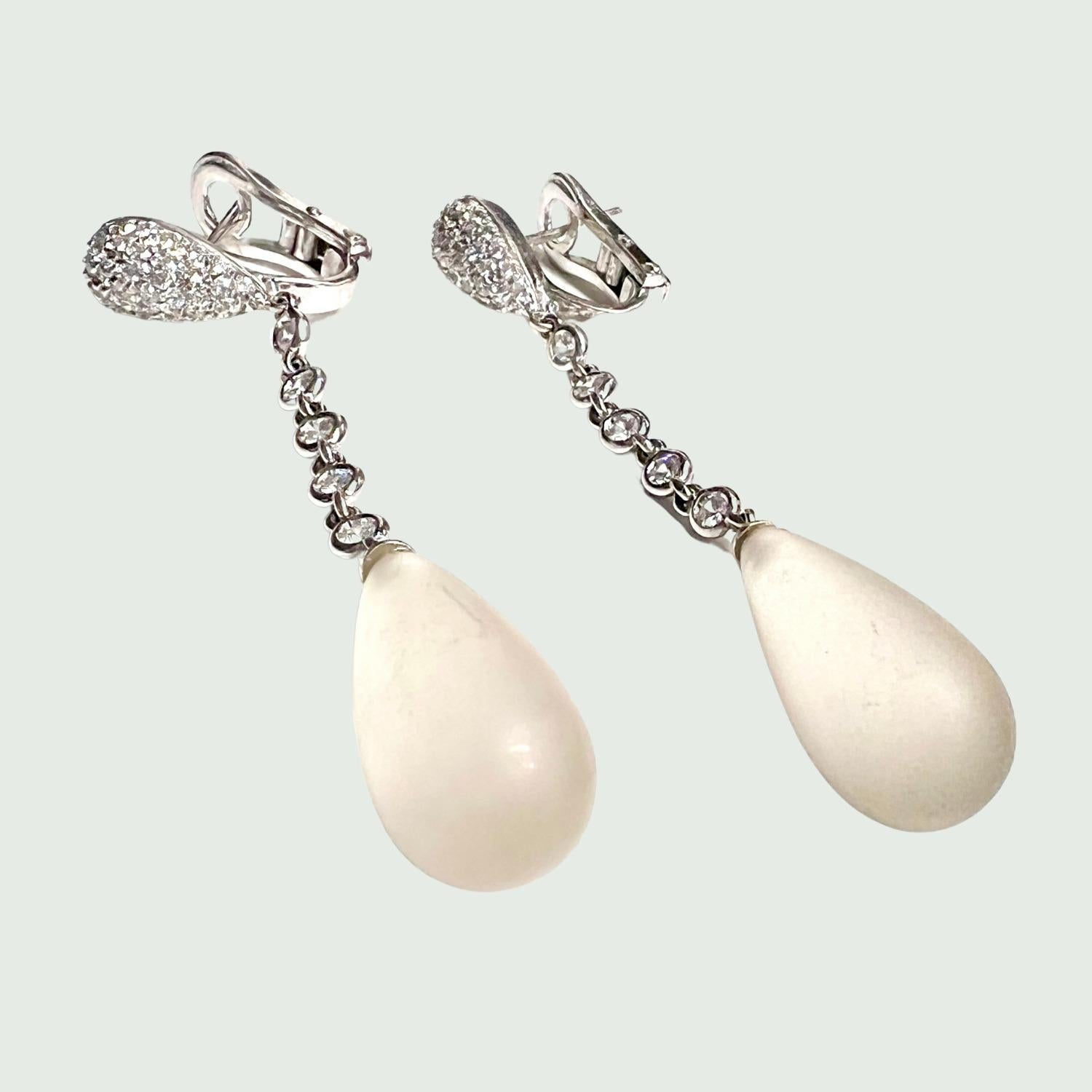 These stunning drop earrings are a masterpiece of elegance and sophistication. Crafted in luxurious 18k white gold, they feature exquisite tear-shaped Quartz stones complemented by brilliant-cut Diamonds totaling 1.00 carats.

With a length of 6cm