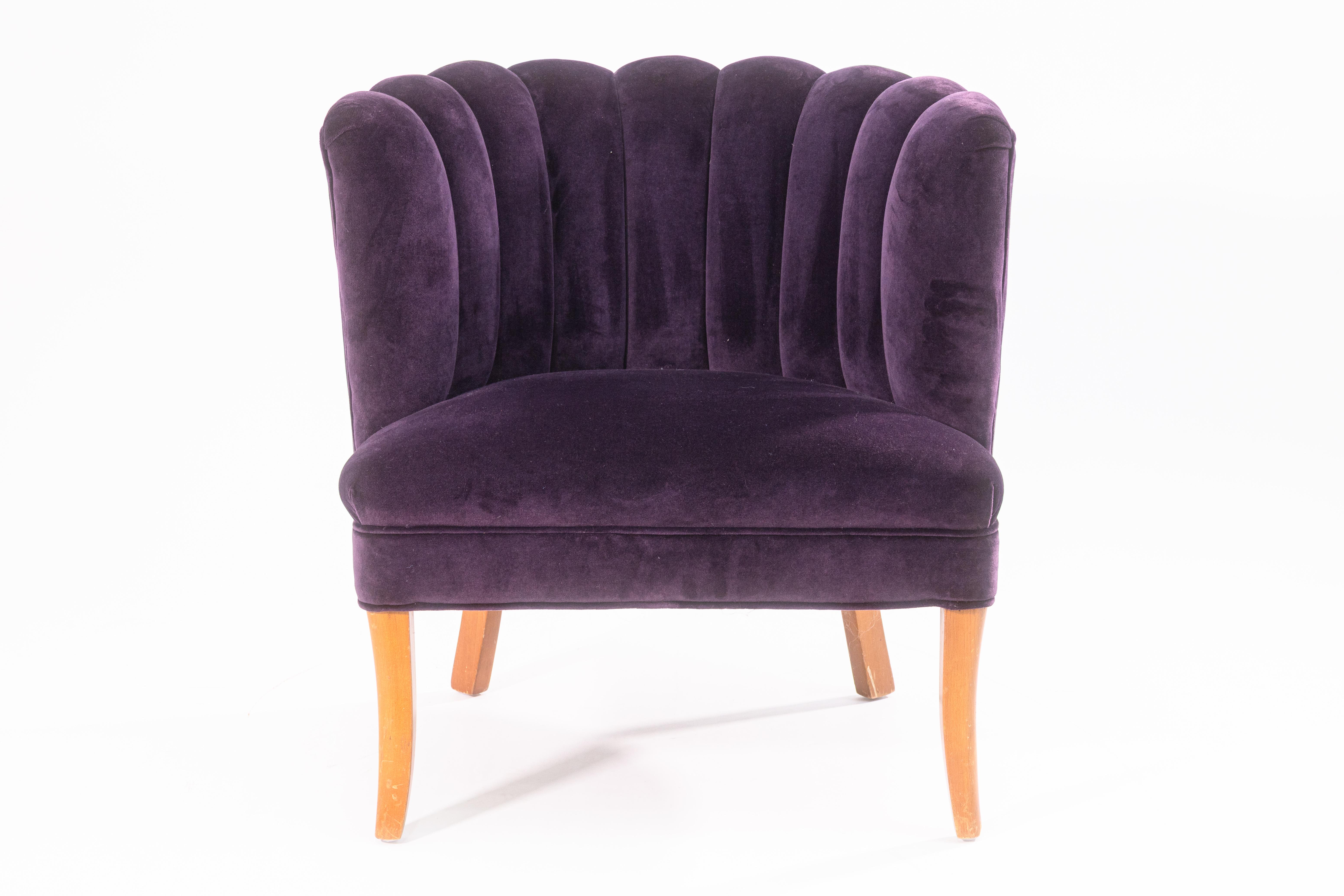 Una sedia d'accento moderna e contemporanea con schienale a canale in stile art déco. Questa deliziosa poltrona da salotto è caratterizzata da un tessuto in velluto viola intenso, rivestito in modo splendido sullo schienale a canale arrotondato e