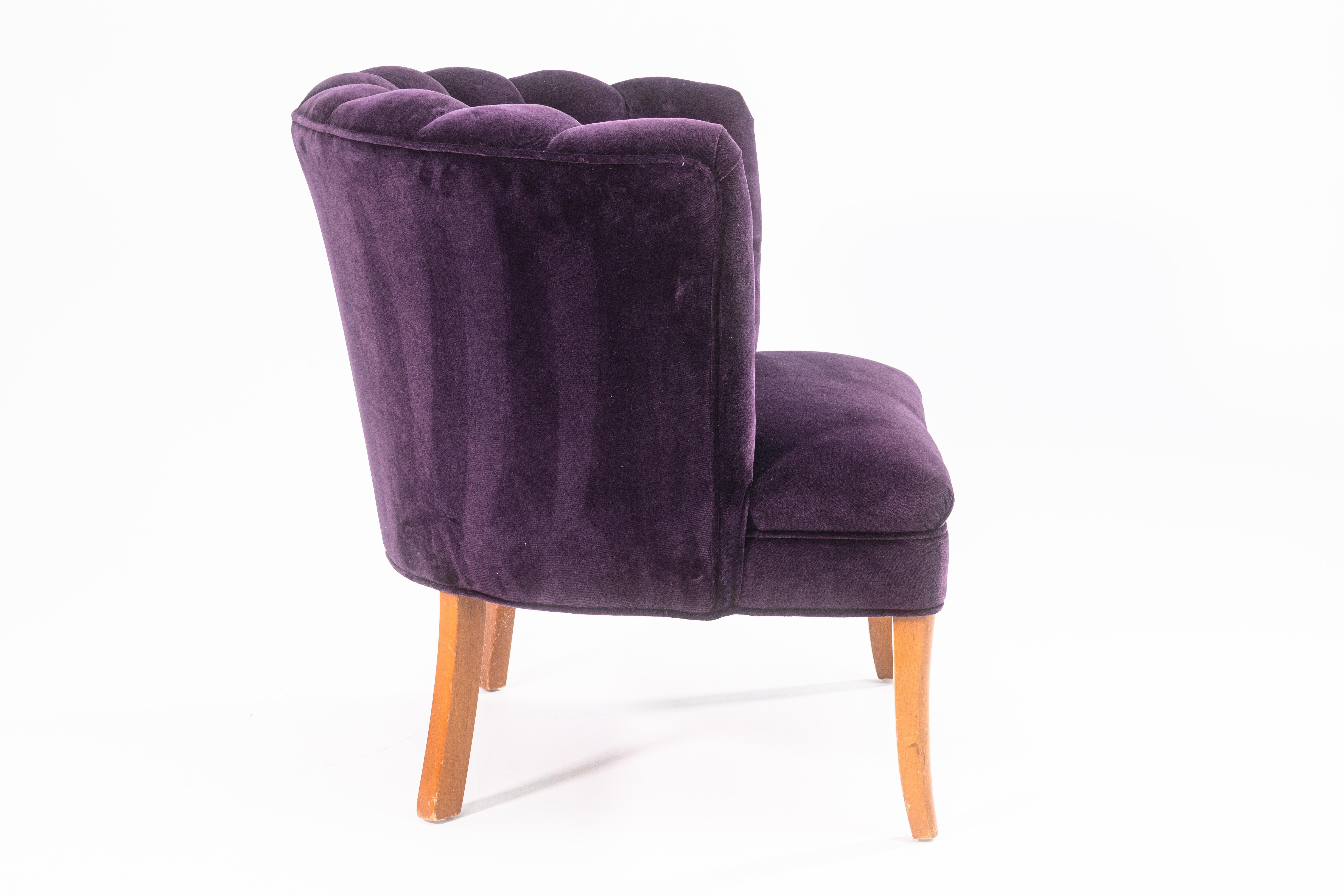 Moderno Sedia da salotto con schienale a canale in velluto viola in stile Art Deco contemporaneo in vendita
