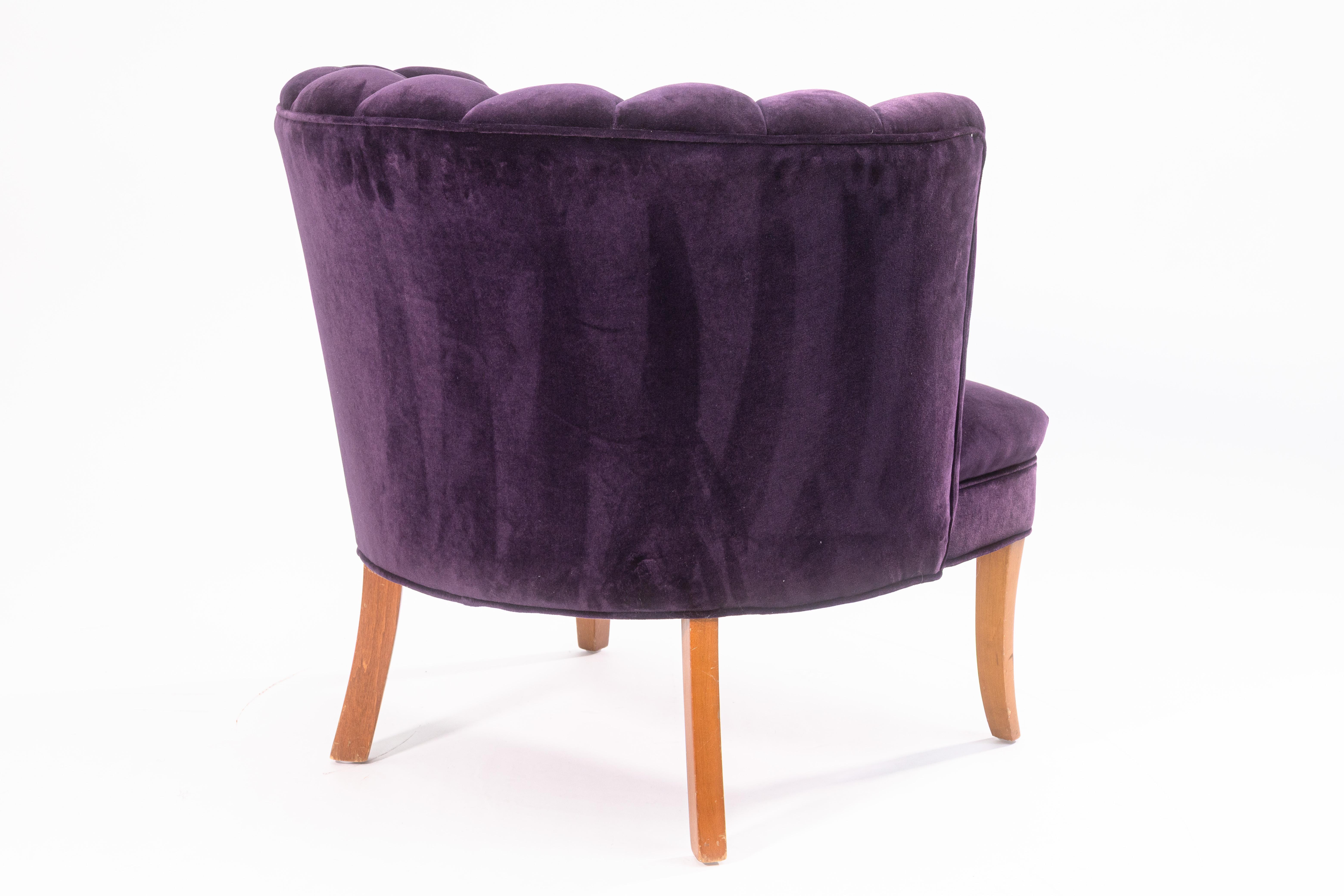 Sconosciuto Sedia da salotto con schienale a canale in velluto viola in stile Art Deco contemporaneo in vendita