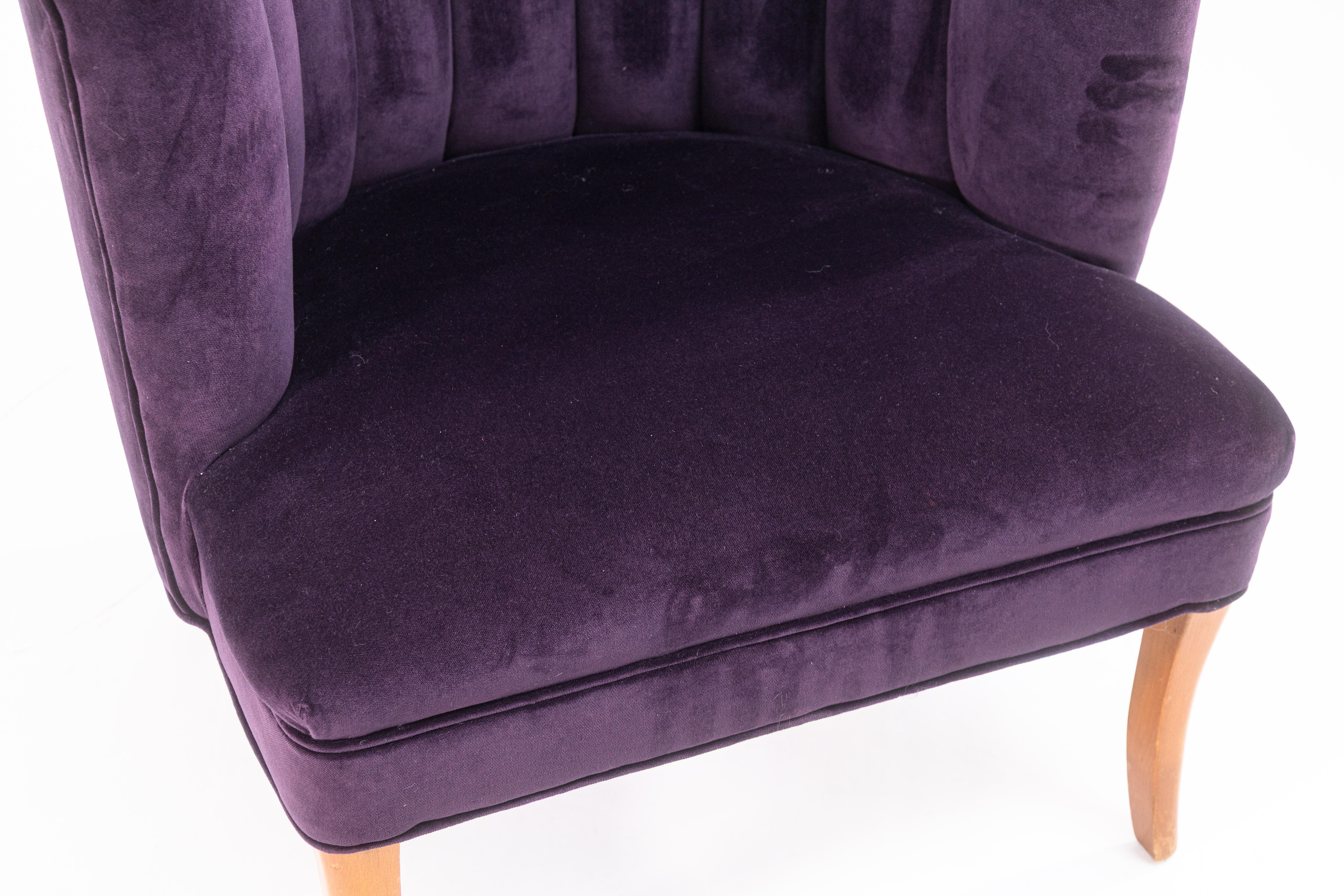 XX secolo Sedia da salotto con schienale a canale in velluto viola in stile Art Deco contemporaneo in vendita