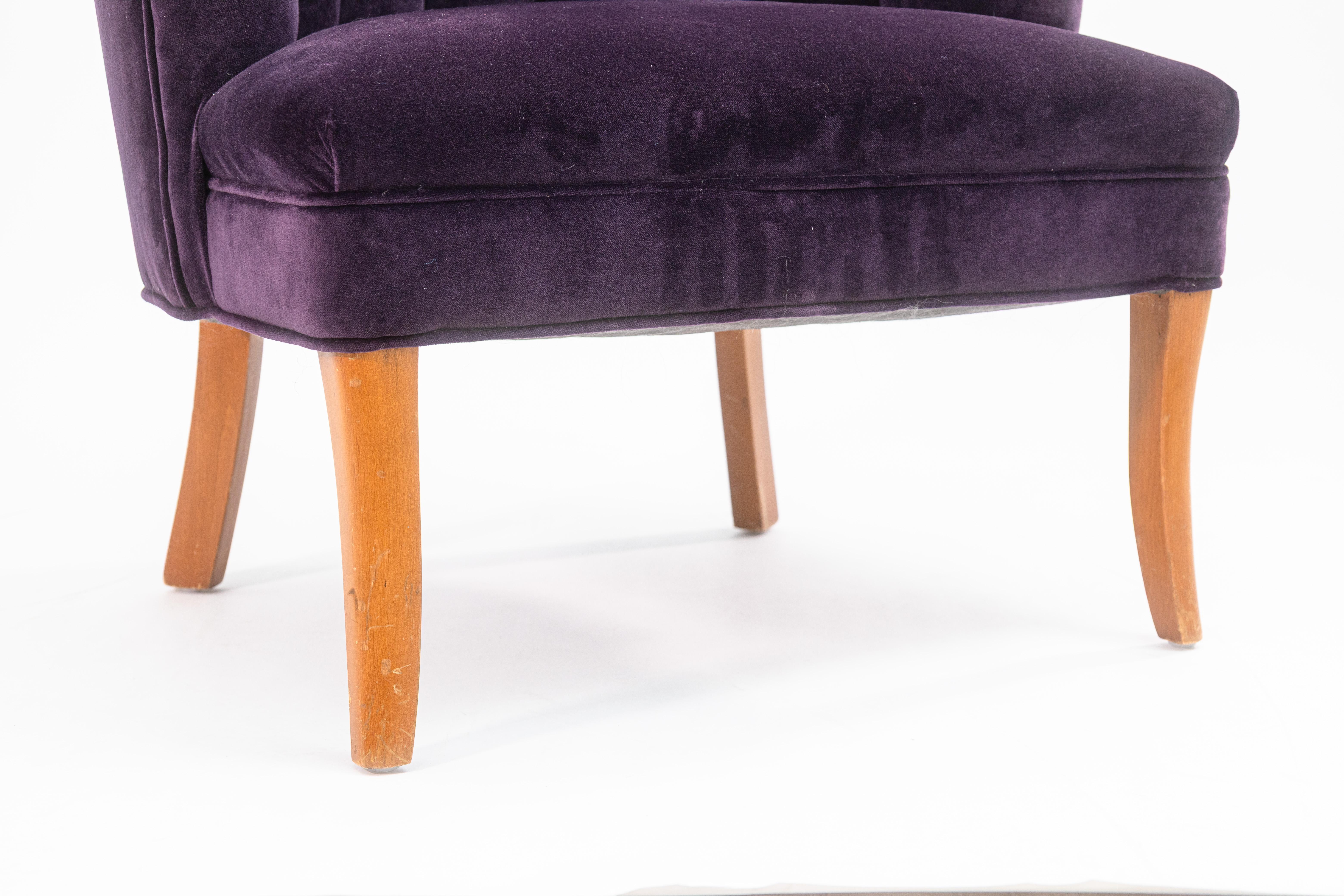 Sedia da salotto con schienale a canale in velluto viola in stile Art Deco contemporaneo in vendita 1