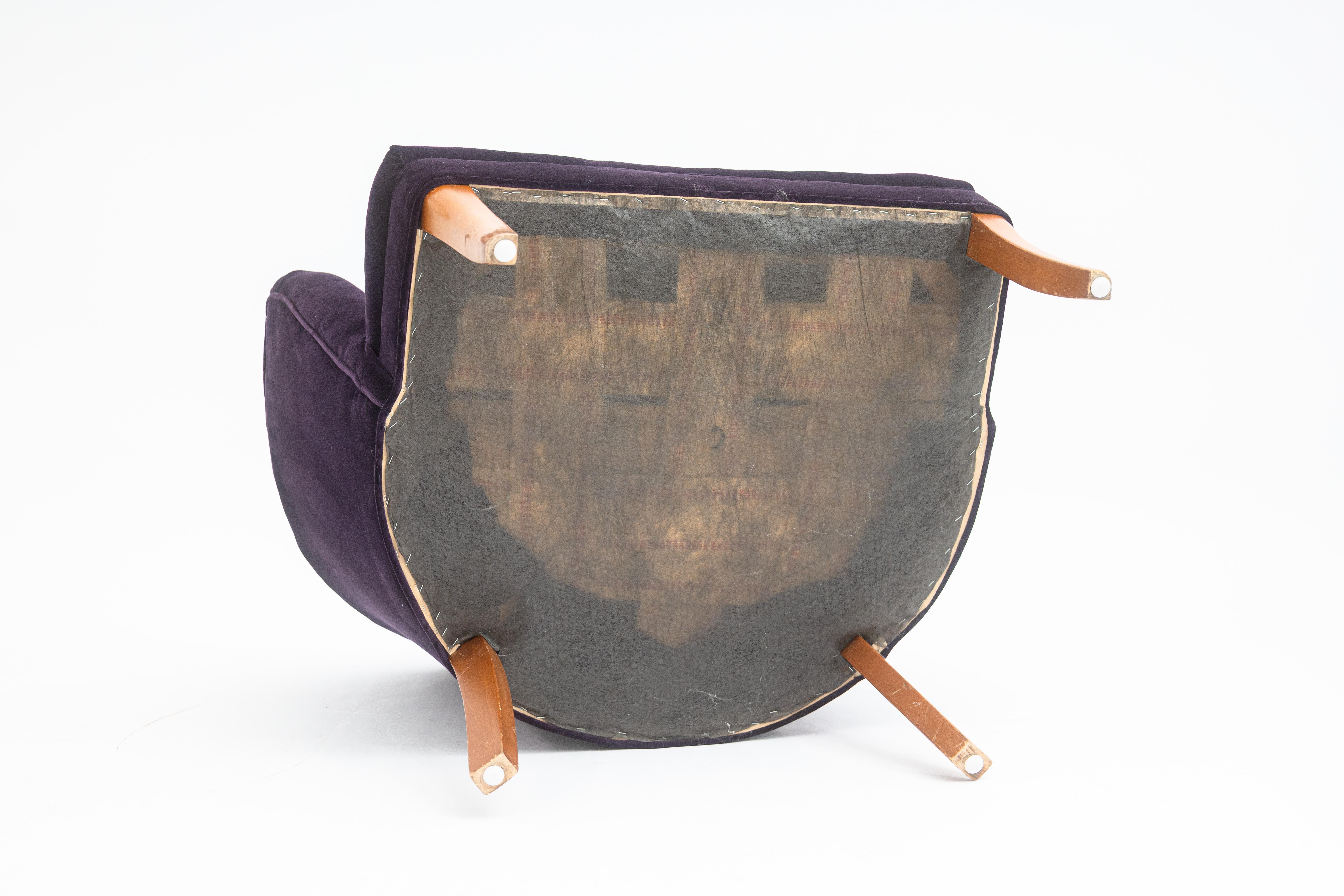 Sedia da salotto con schienale a canale in velluto viola in stile Art Deco contemporaneo in vendita 2