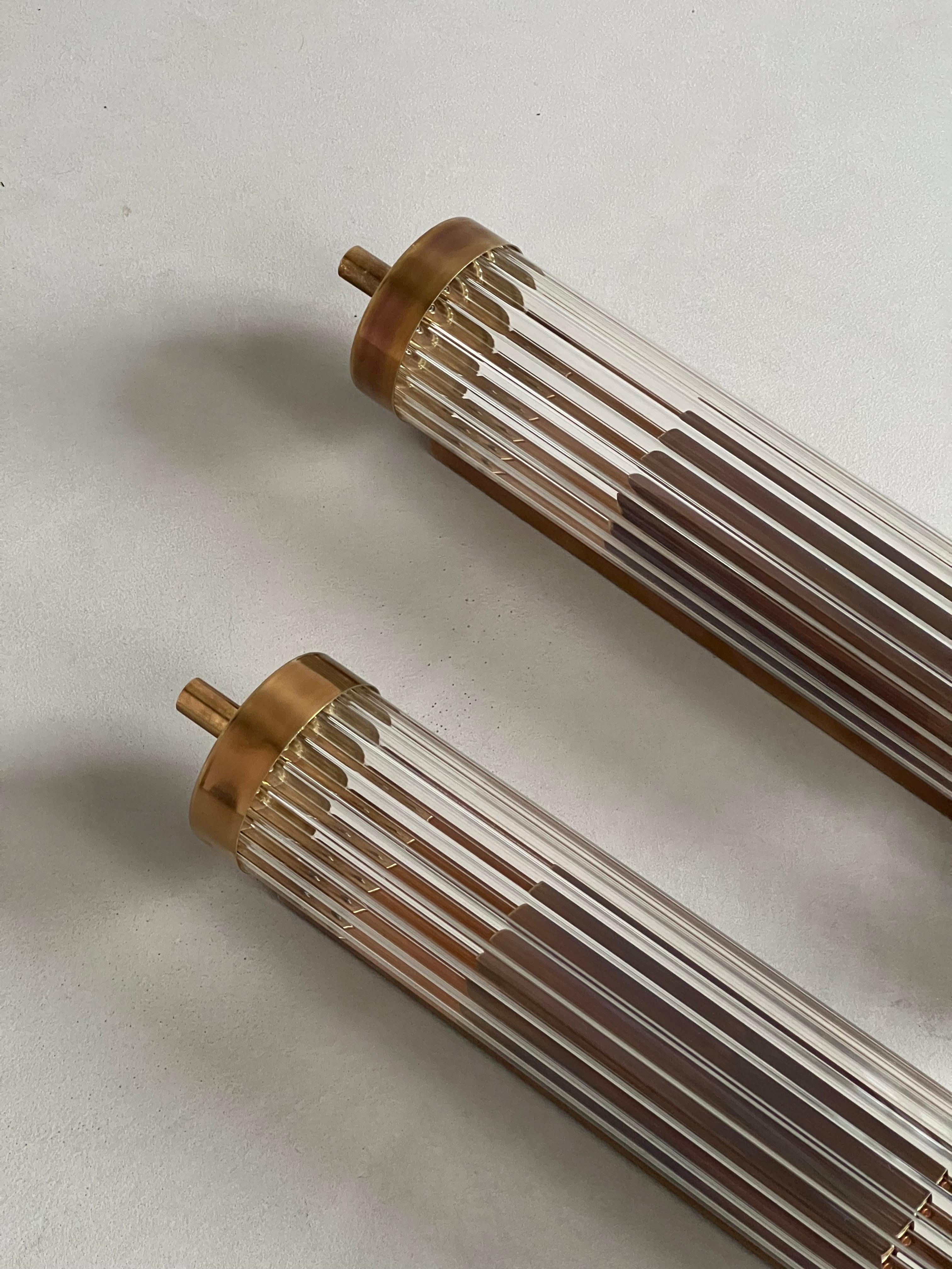 Flush Mount , Wandleuchter , Leuchte , Art Deco Stil 

Zum Verkauf angeboten wird eine atemberaubende zeitgenössische Wandleuchte, entworfen und handgefertigt in Mailand, Italien von erfahrenen Kunsthandwerkern aus Messing und geriffeltem Glas. Die