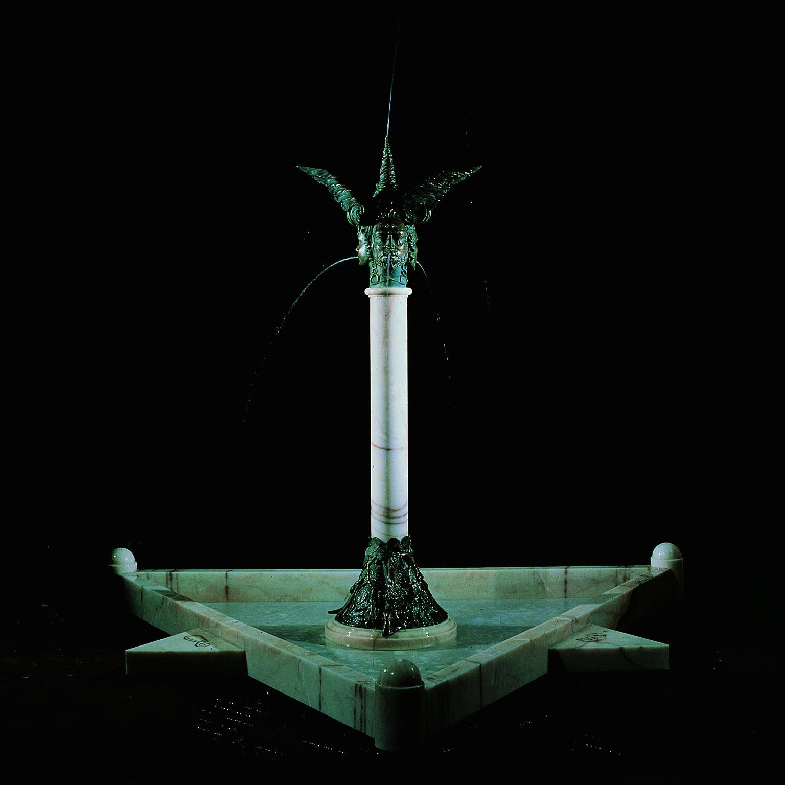 Limited edition fountain in marble and bronze. (central column - limited edition of 7 pieces only)
The central column can possibly be mounted inside a marble basin to be built locally.


