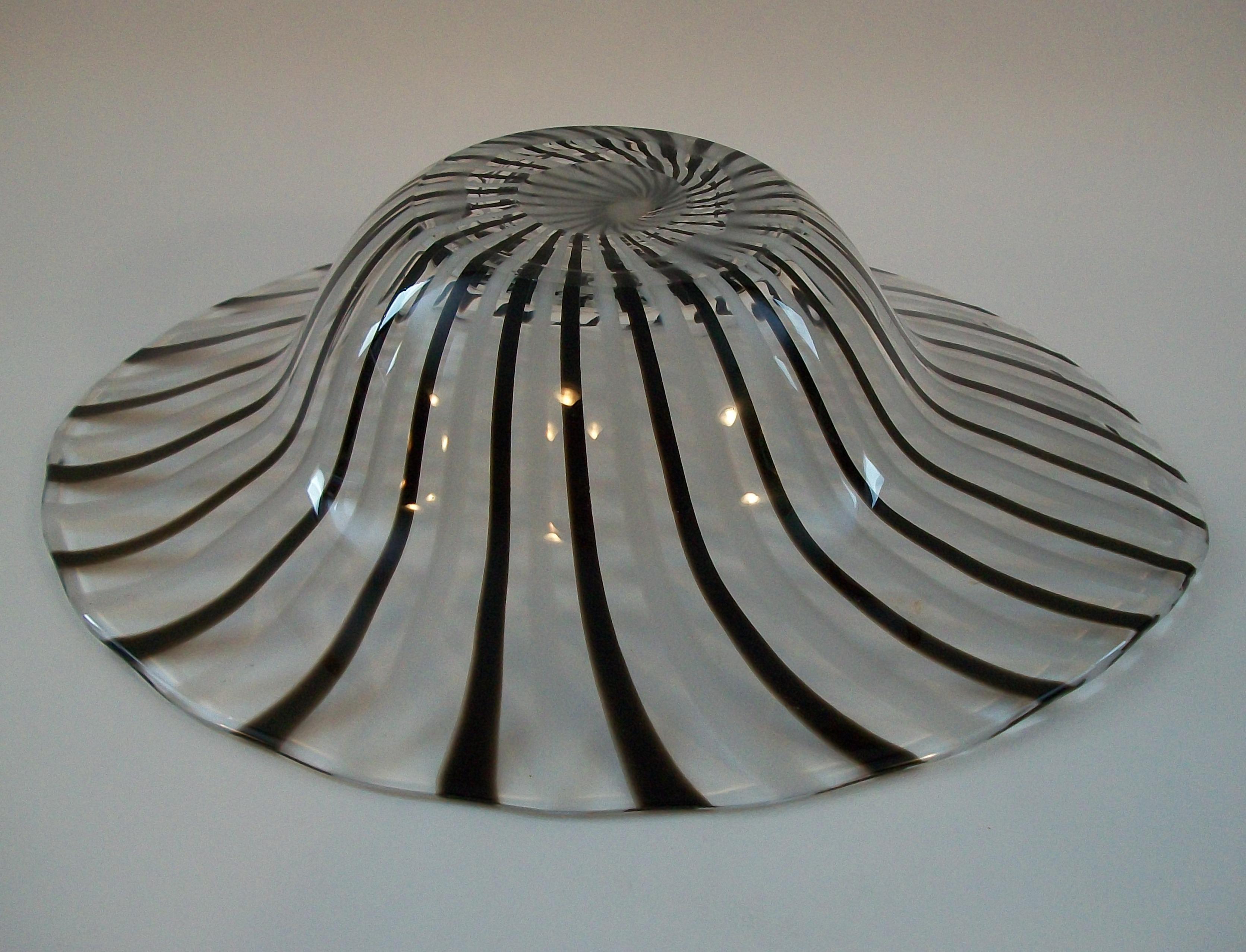 Cuenco de Vidrio Arte Contemporáneo - Rayas Blancas y Negras sobre Transparente - Siglo XXI en venta 3