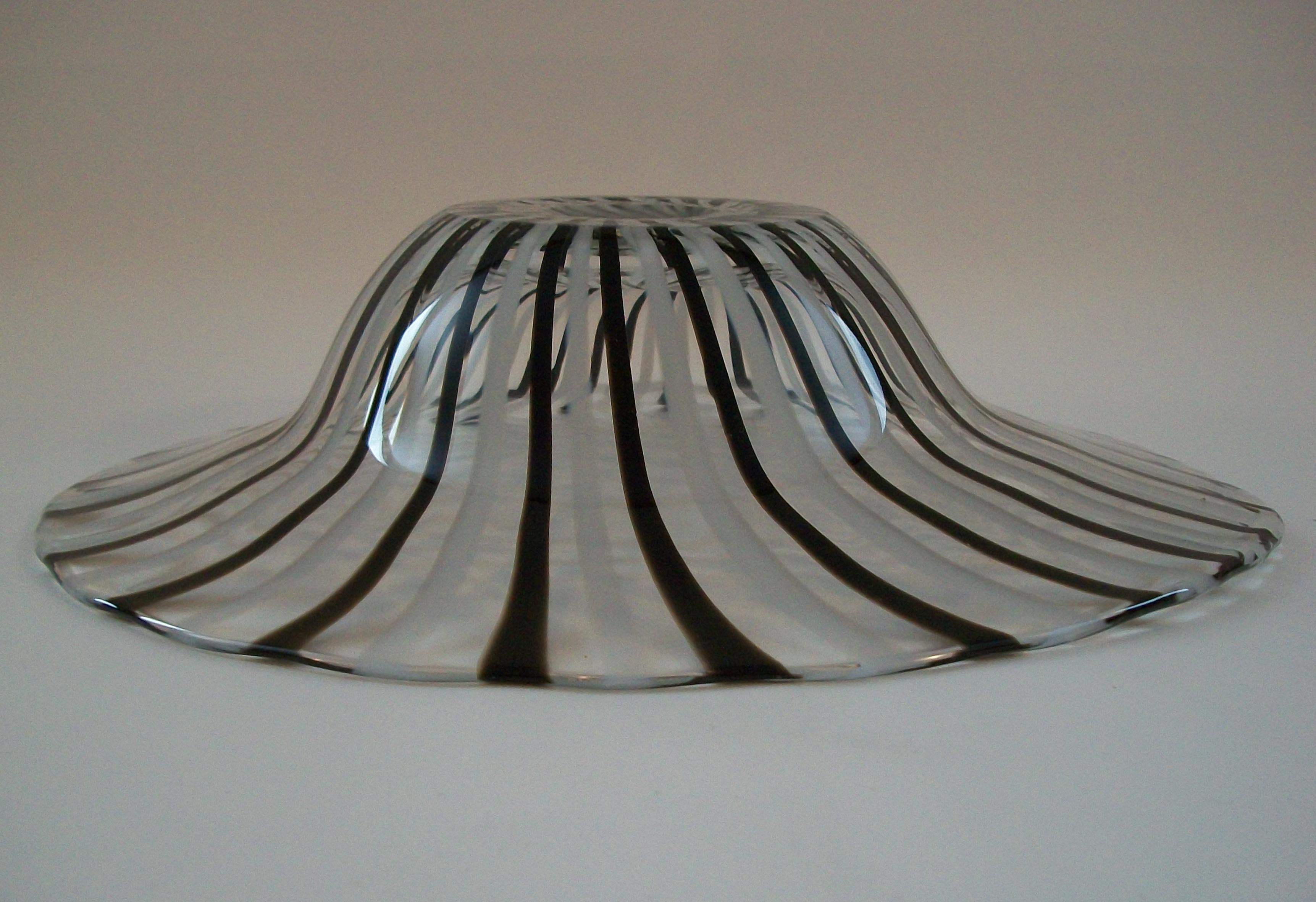 Cuenco de Vidrio Arte Contemporáneo - Rayas Blancas y Negras sobre Transparente - Siglo XXI en venta 4