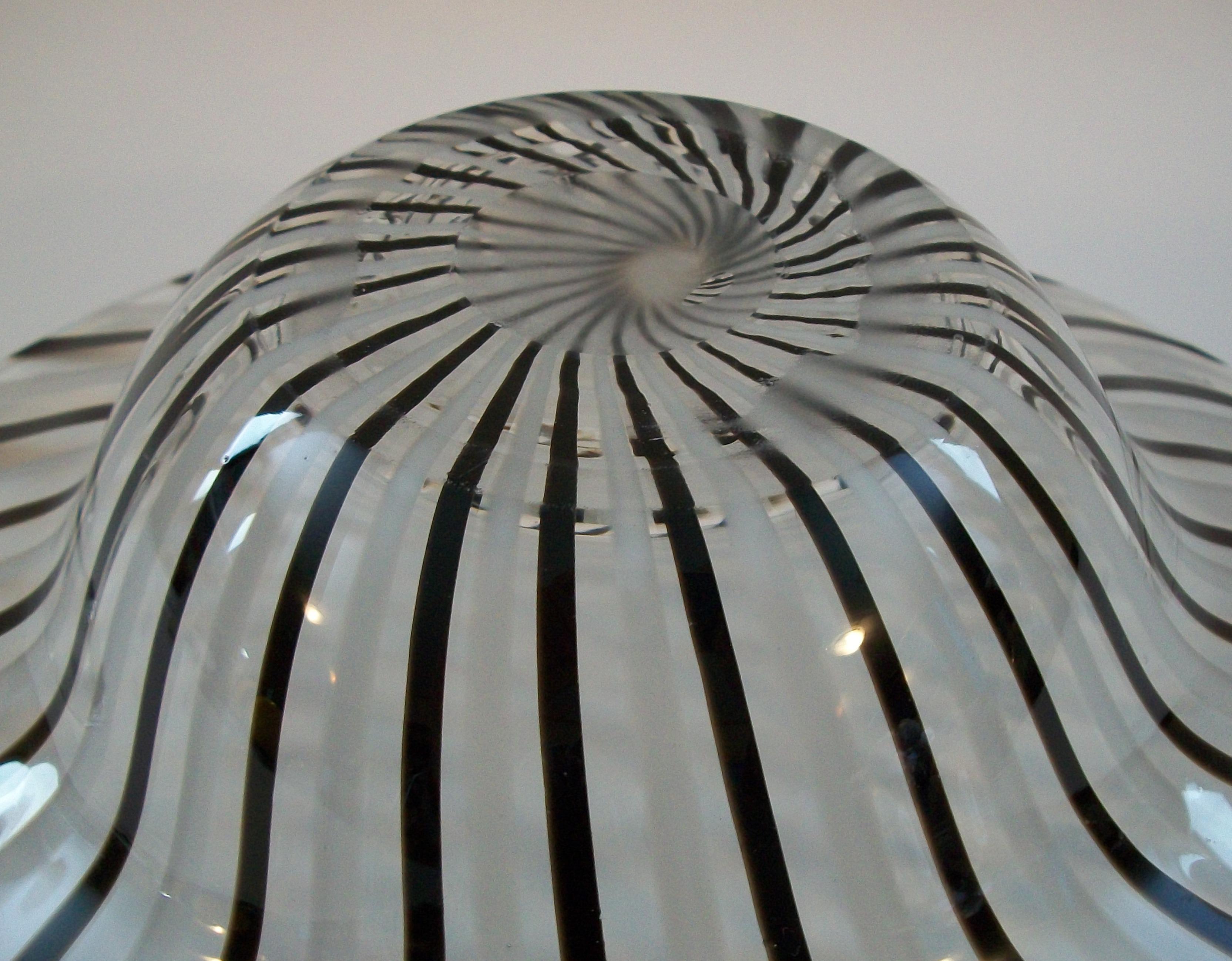 Cuenco de Vidrio Arte Contemporáneo - Rayas Blancas y Negras sobre Transparente - Siglo XXI en venta 5