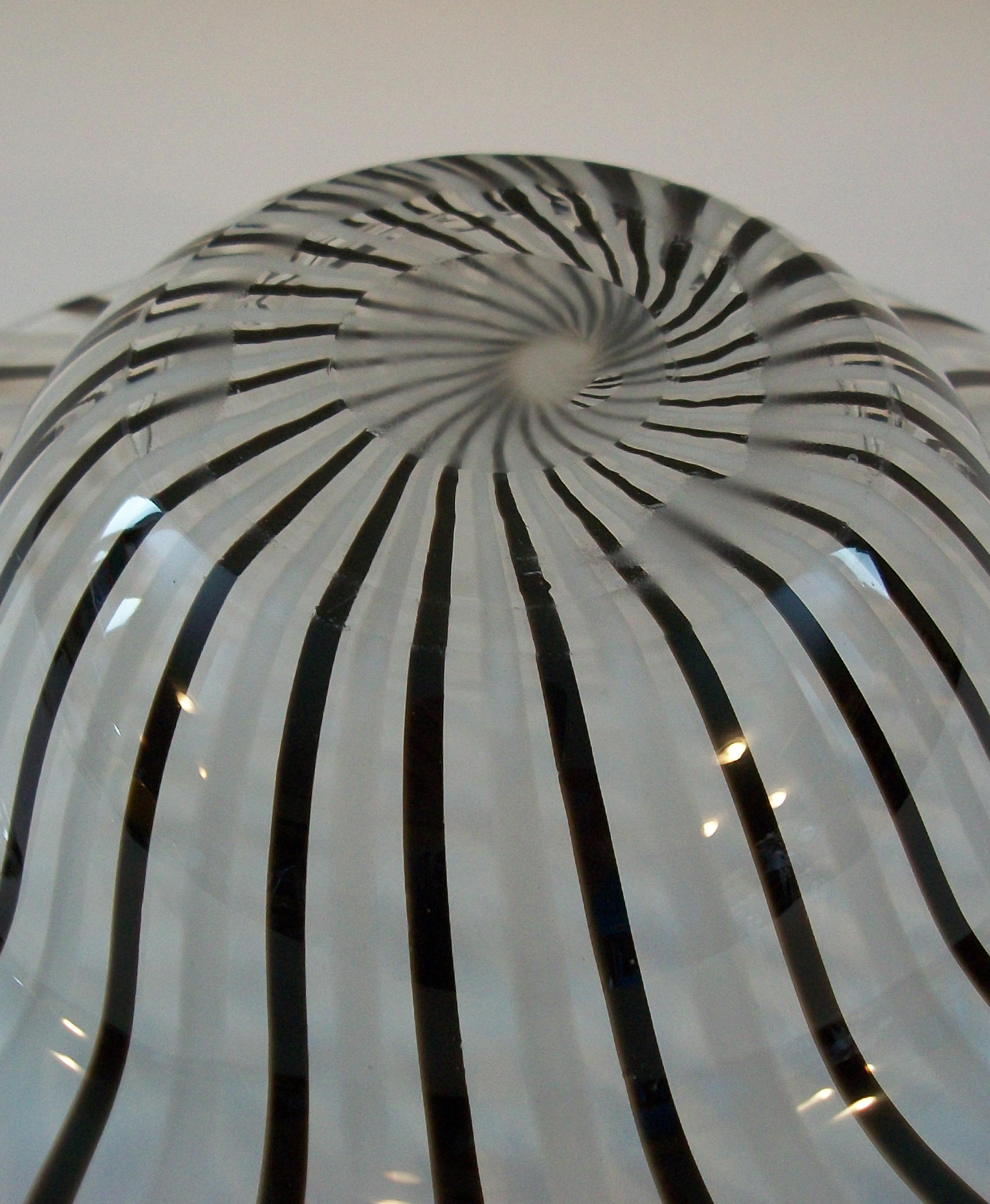 Cuenco de Vidrio Arte Contemporáneo - Rayas Blancas y Negras sobre Transparente - Siglo XXI en venta 6