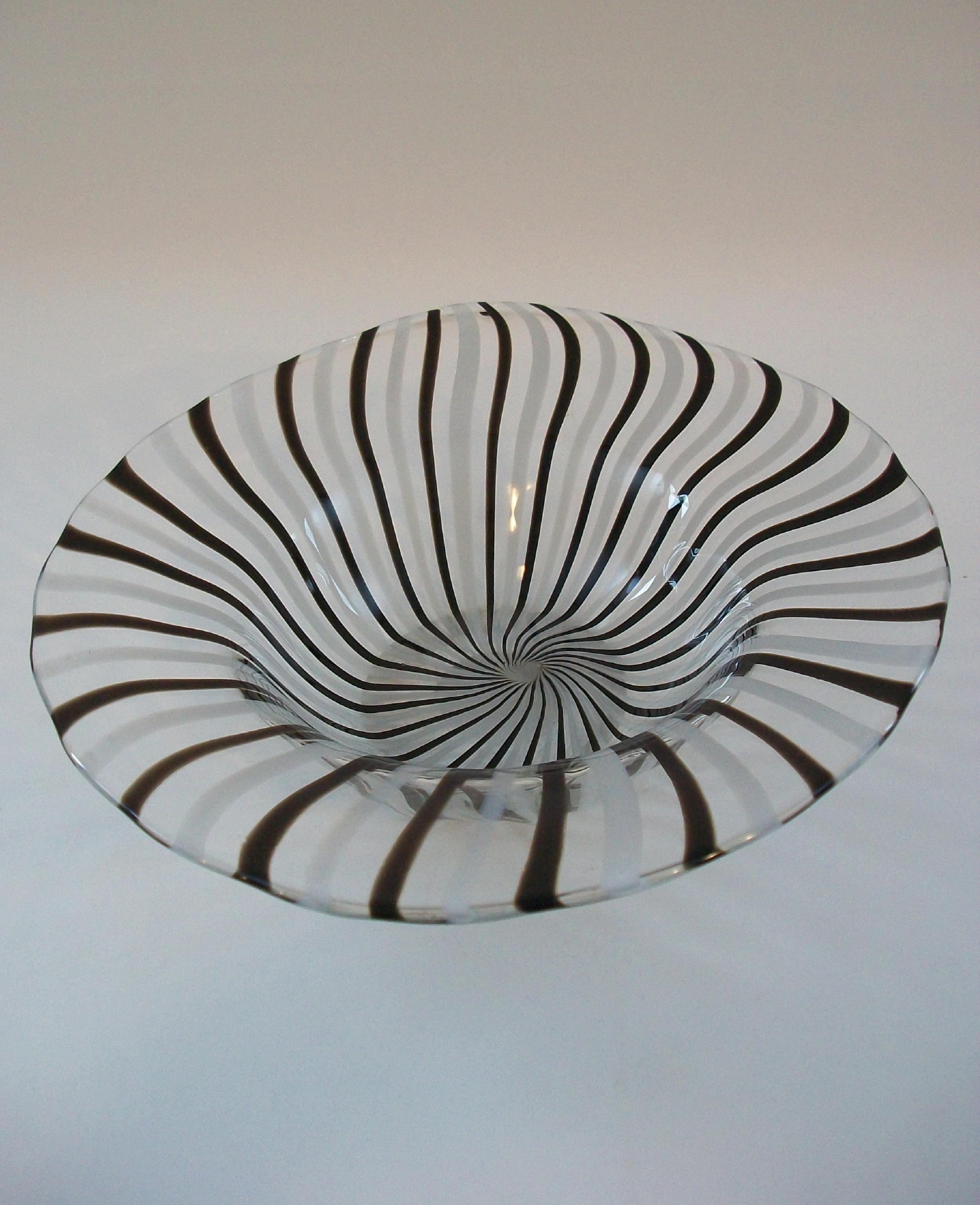 Cuenco de Vidrio Arte Contemporáneo - Rayas Blancas y Negras sobre Transparente - Siglo XXI Moderno en venta