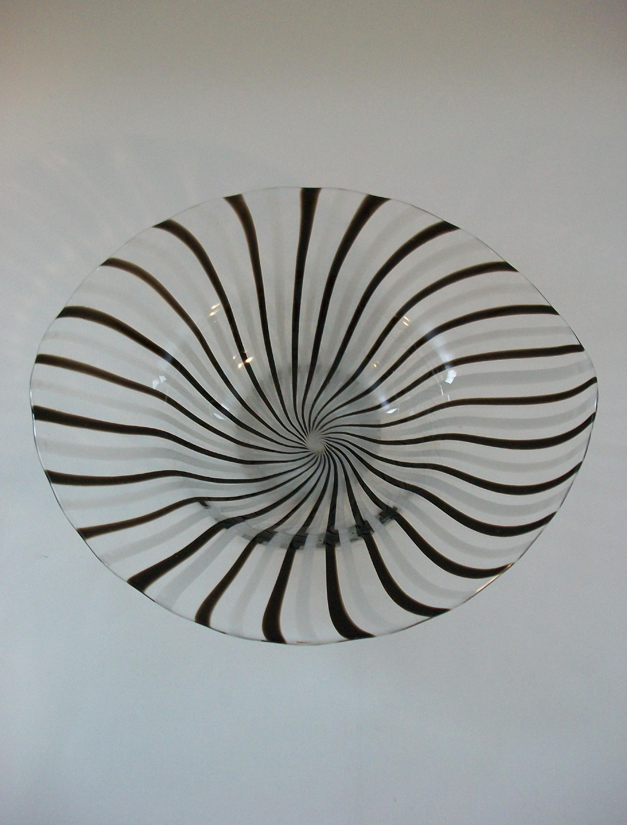 Cuenco de Vidrio Arte Contemporáneo - Rayas Blancas y Negras sobre Transparente - Siglo XXI Hecho a mano en venta