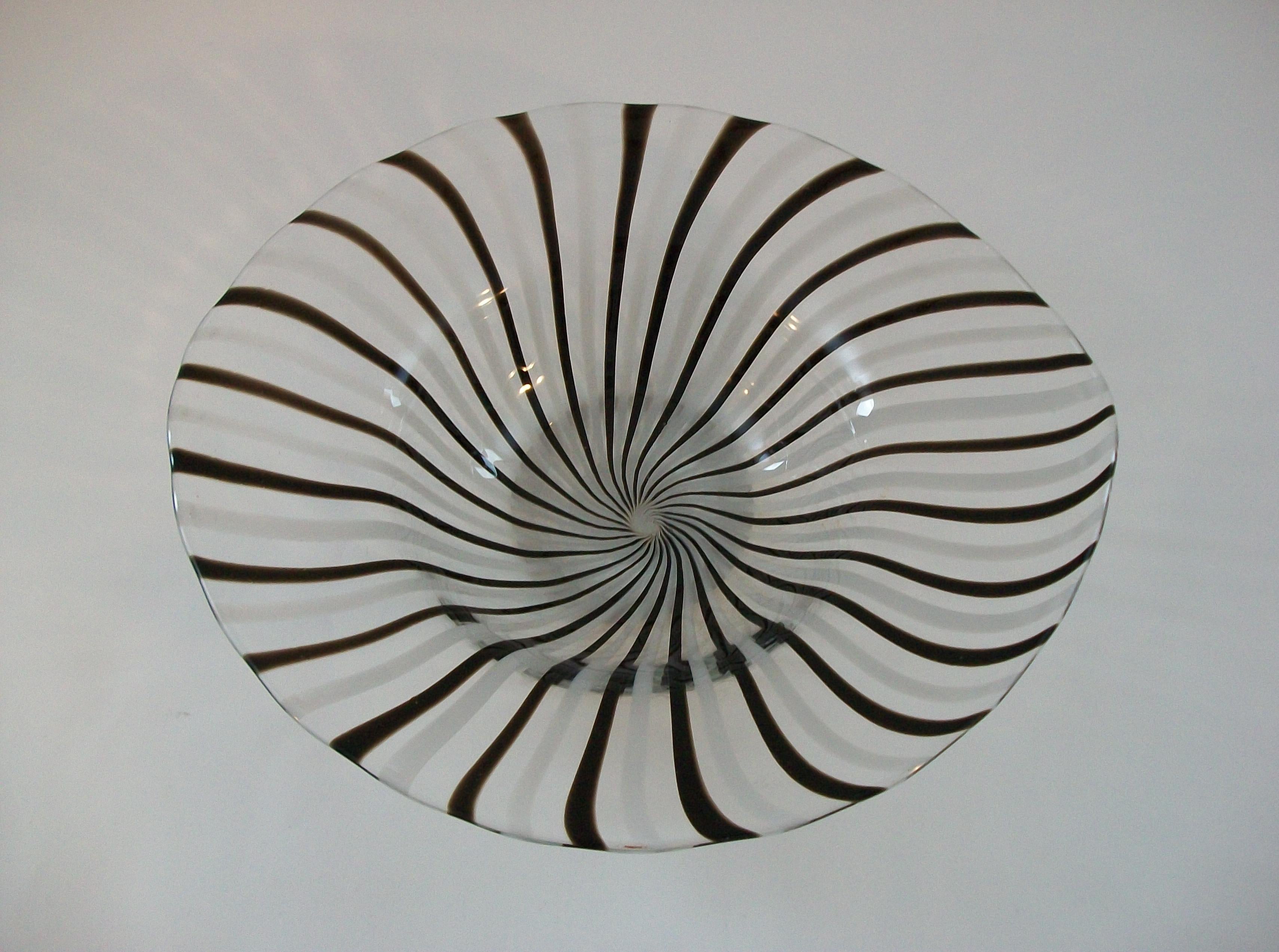 Cuenco de Vidrio Arte Contemporáneo - Rayas Blancas y Negras sobre Transparente - Siglo XXI en Bueno estado para la venta en Chatham, ON