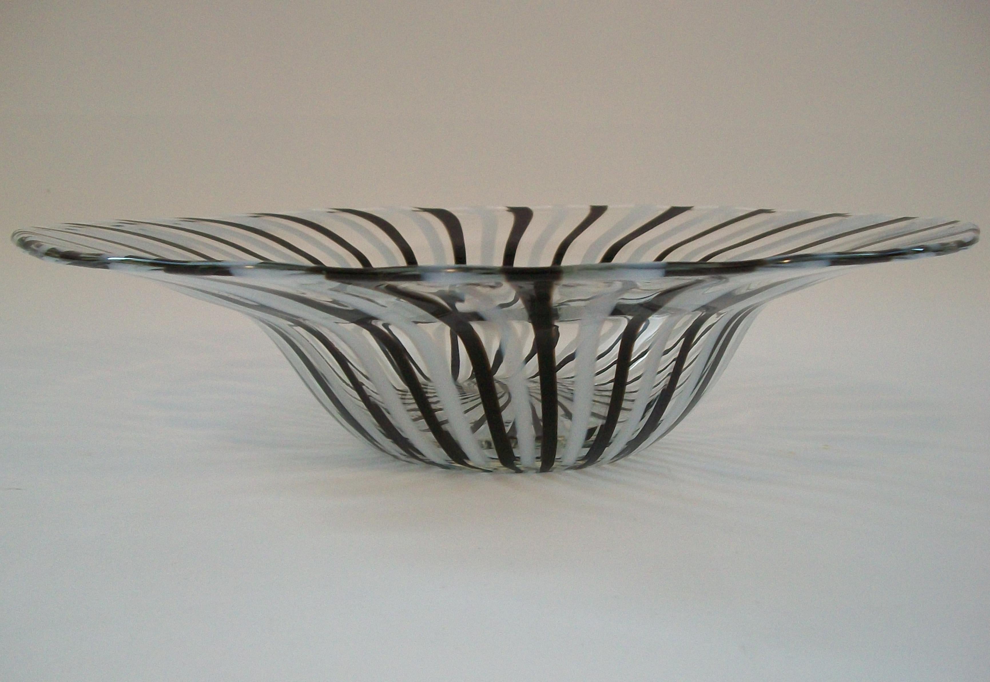 Cuenco de Vidrio Arte Contemporáneo - Rayas Blancas y Negras sobre Transparente - Siglo XXI Siglo XXI y contemporáneo en venta