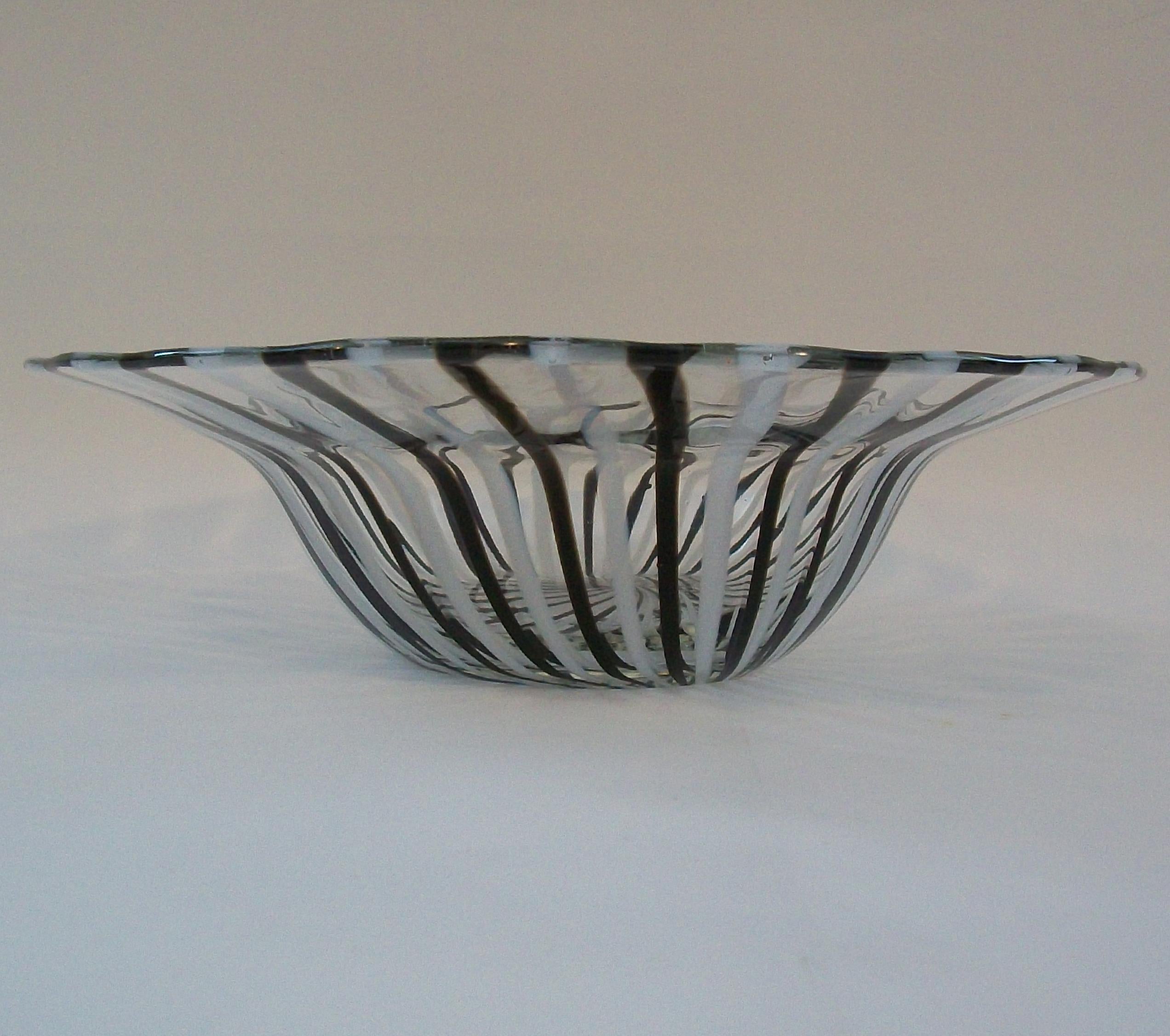 Cuenco de Vidrio Arte Contemporáneo - Rayas Blancas y Negras sobre Transparente - Siglo XXI Vidrio artístico en venta