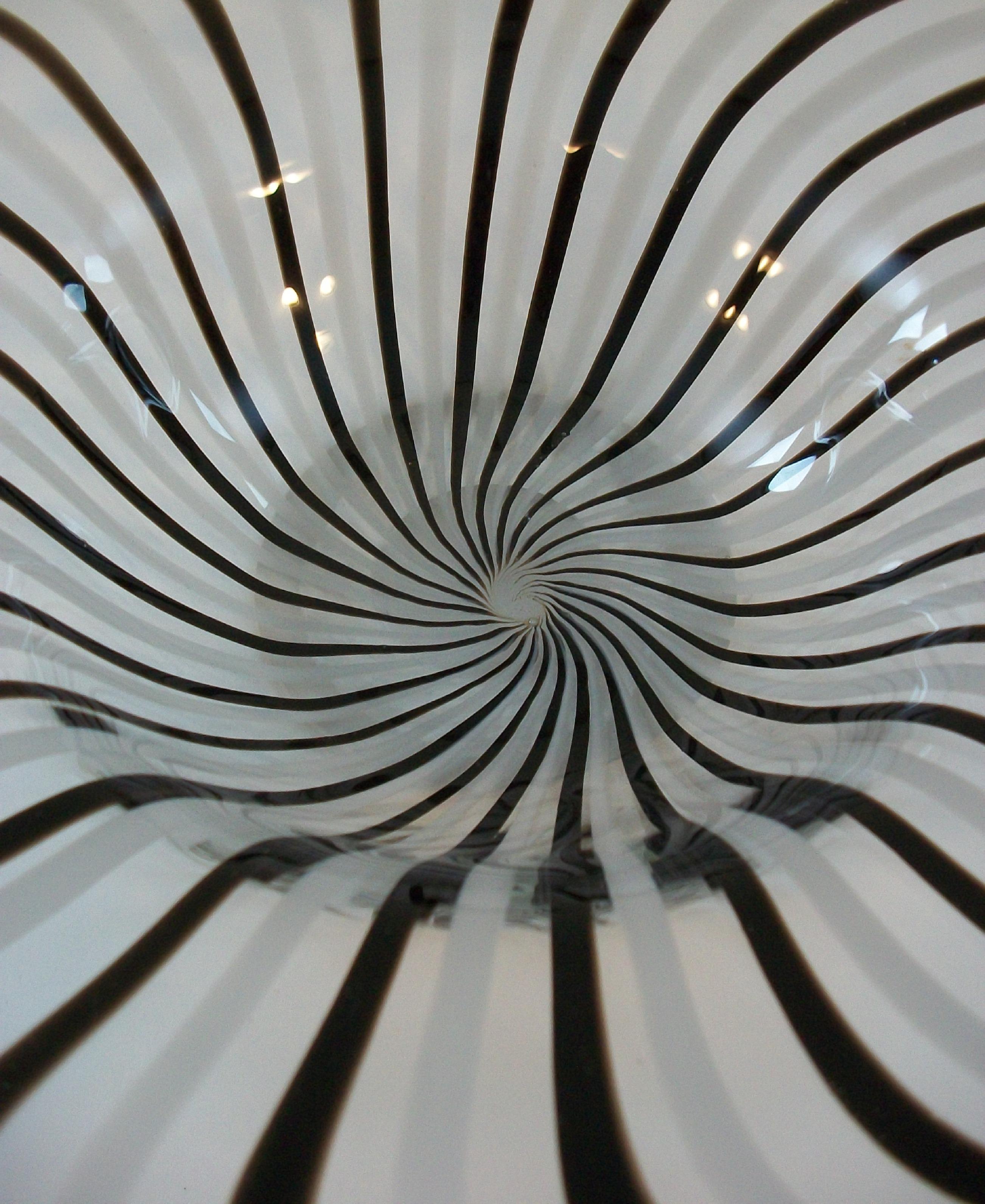 Cuenco de Vidrio Arte Contemporáneo - Rayas Blancas y Negras sobre Transparente - Siglo XXI en venta 1