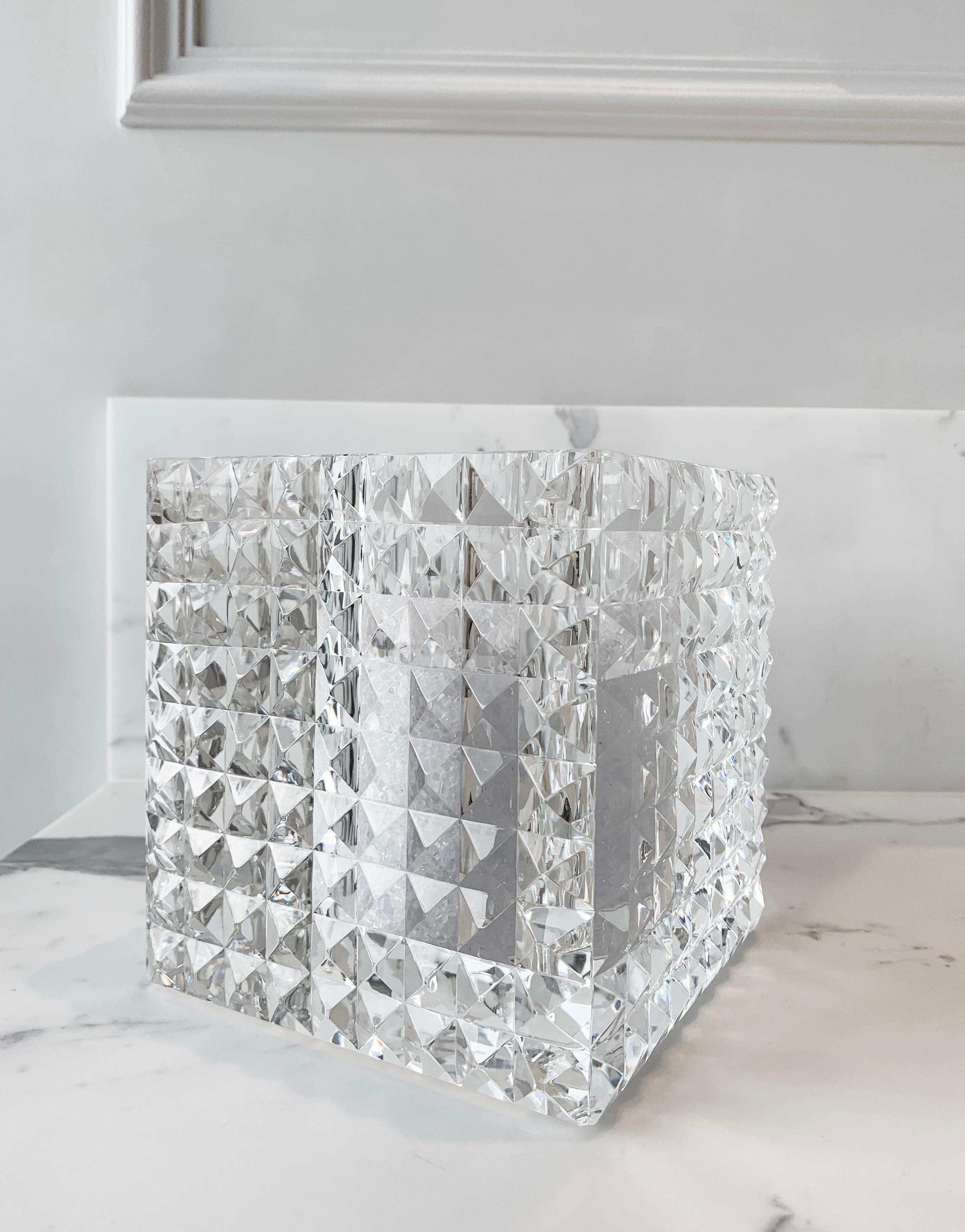 Moderne Grand vase contemporain en verre optique clair Pyramide Cube Vase by Veritas Home 