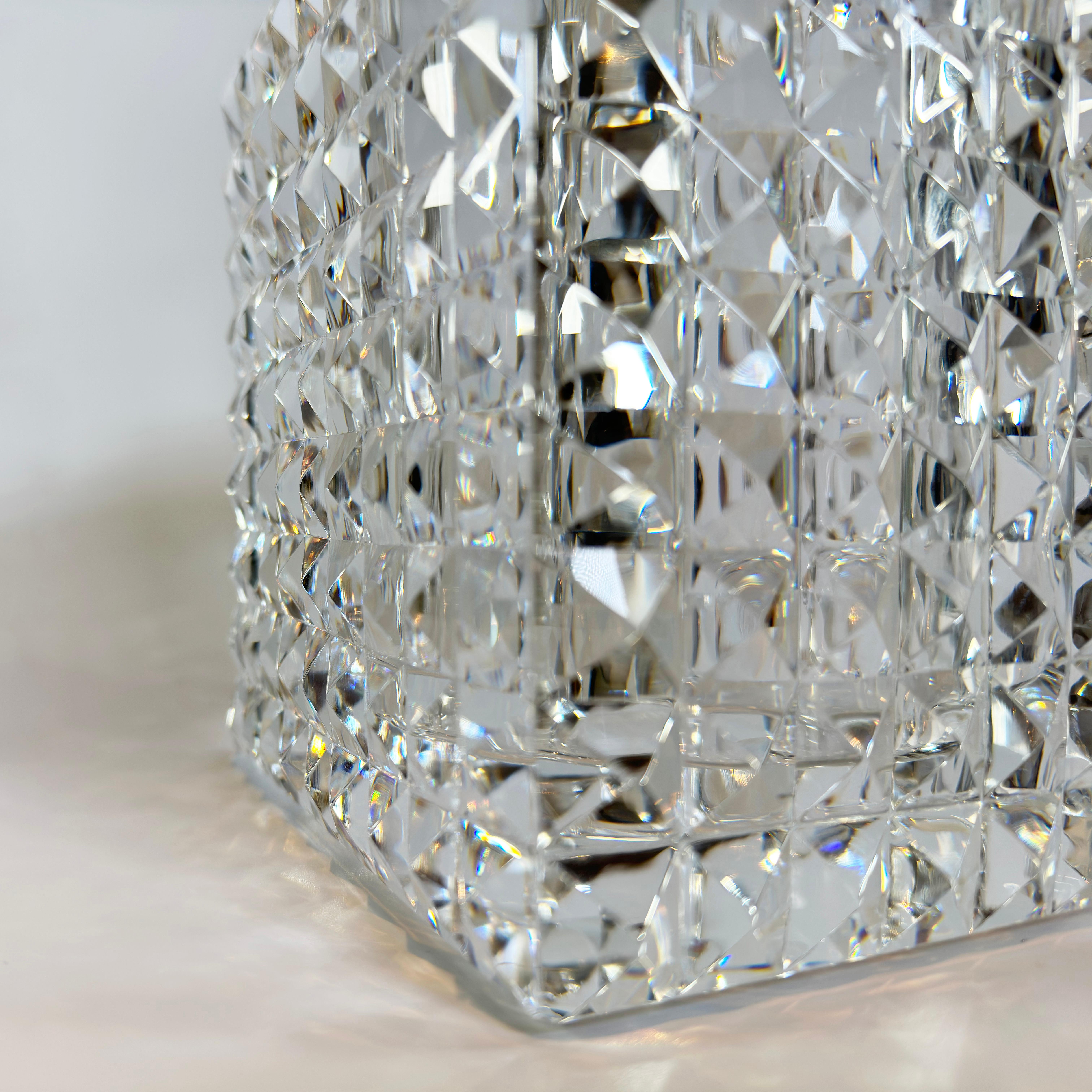 Large Contemporary Clear Optical Glass Pyramid Cube Vase by Veritas Home  In Good Condition In Glasgow, GB