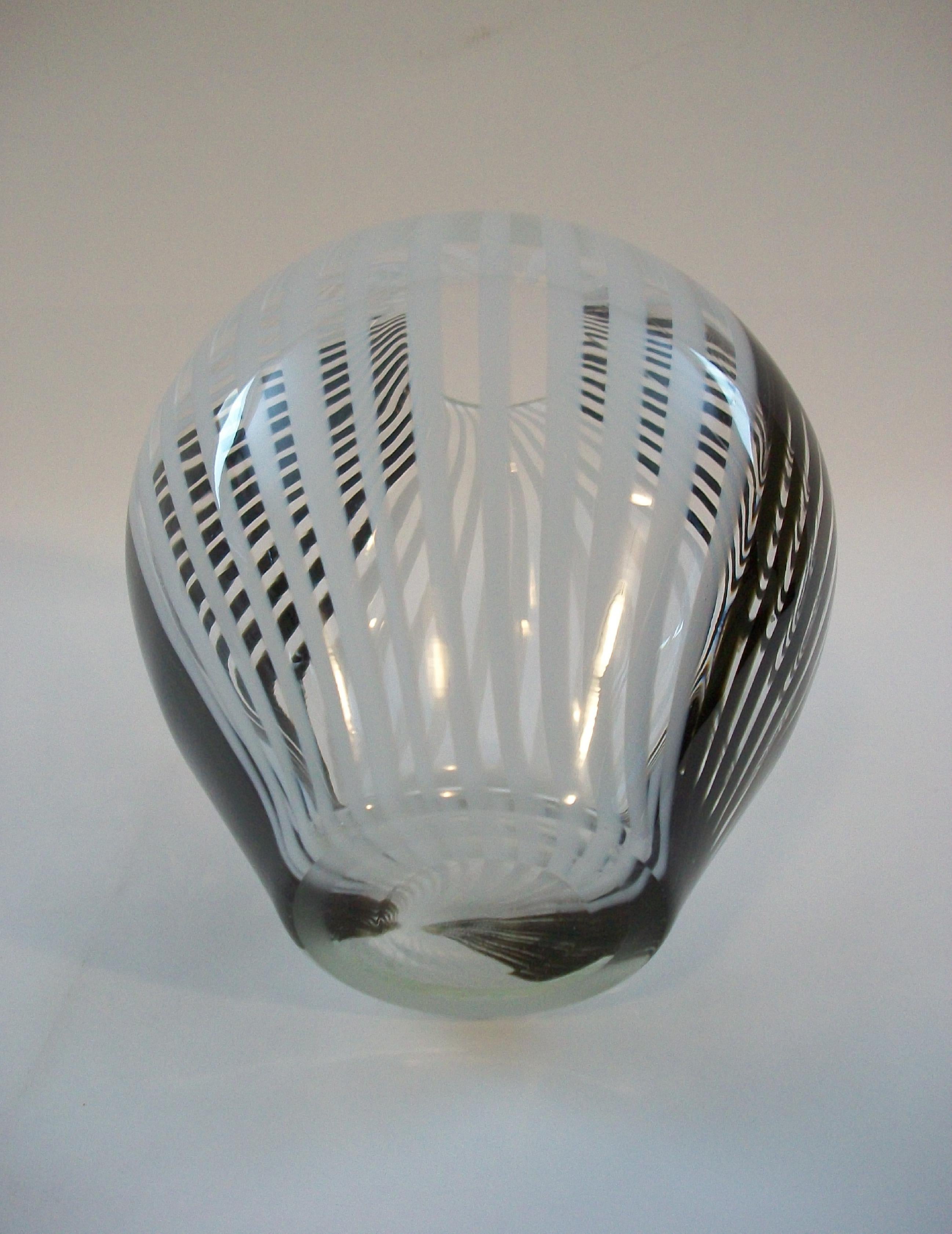 Jarrón Contemporáneo de Vidrio Artístico - Rayas Blancas y Negras sobre Transparente - Siglo XXI en venta 3