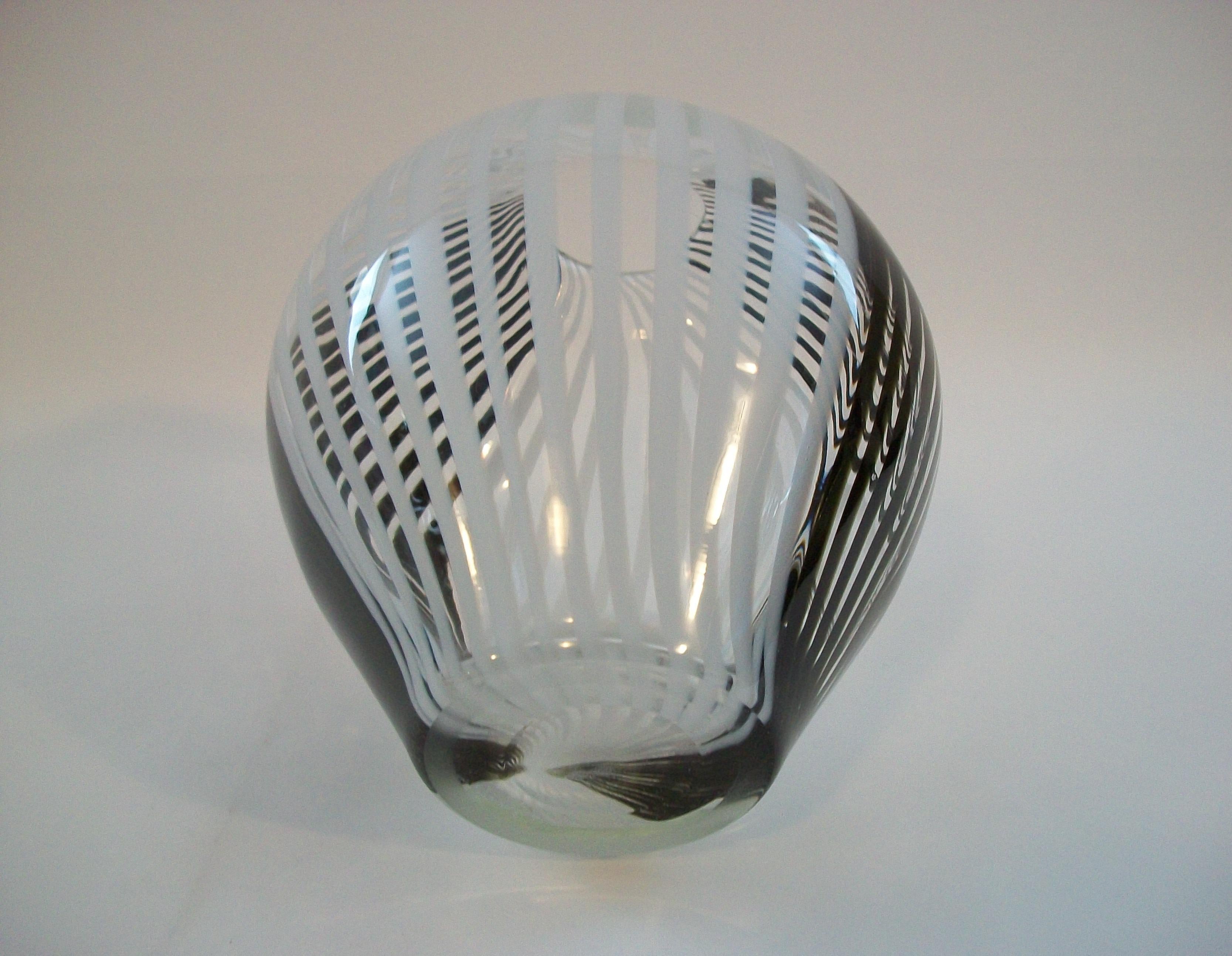 Jarrón Contemporáneo de Vidrio Artístico - Rayas Blancas y Negras sobre Transparente - Siglo XXI en venta 4