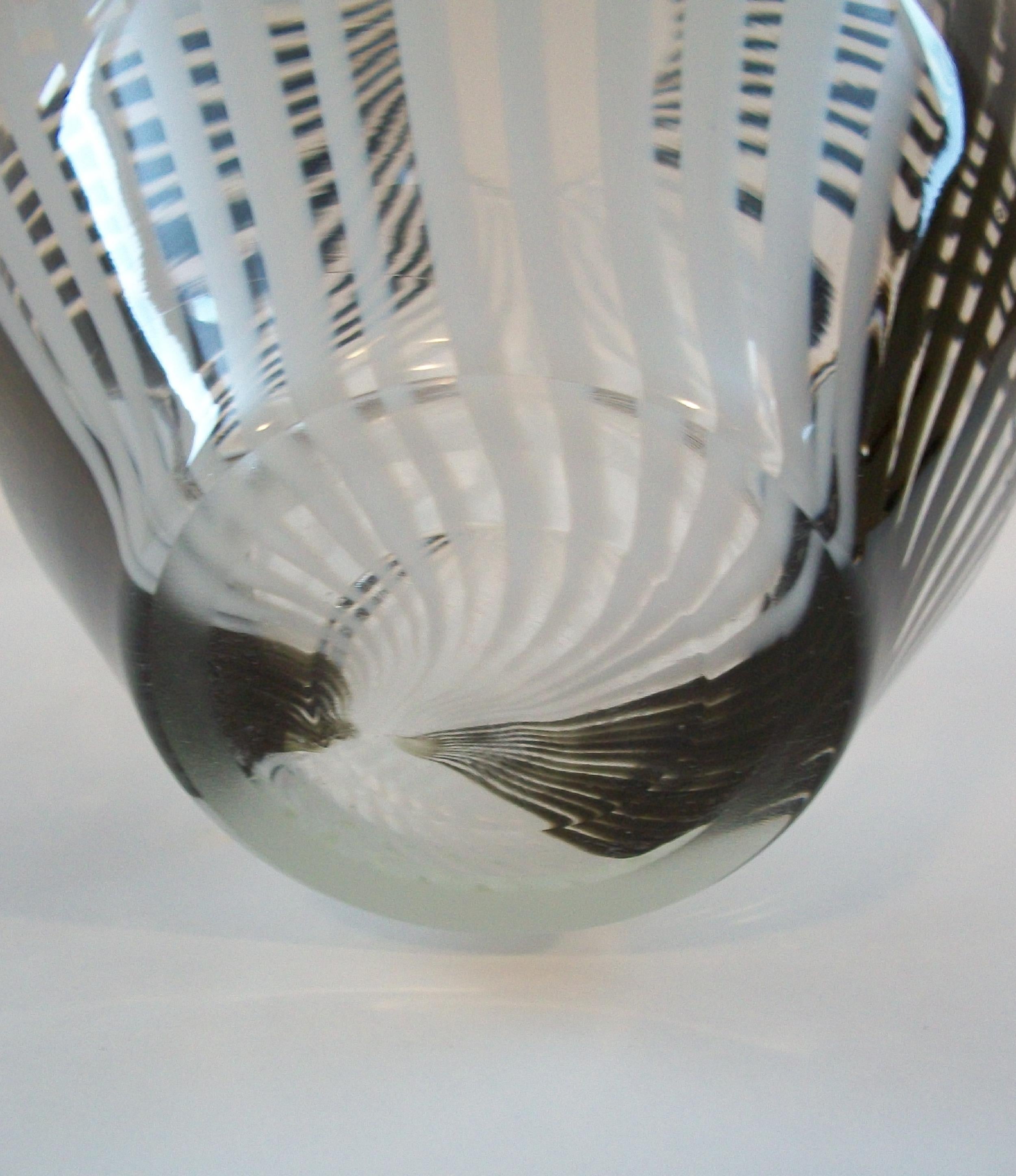 Jarrón Contemporáneo de Vidrio Artístico - Rayas Blancas y Negras sobre Transparente - Siglo XXI en venta 5