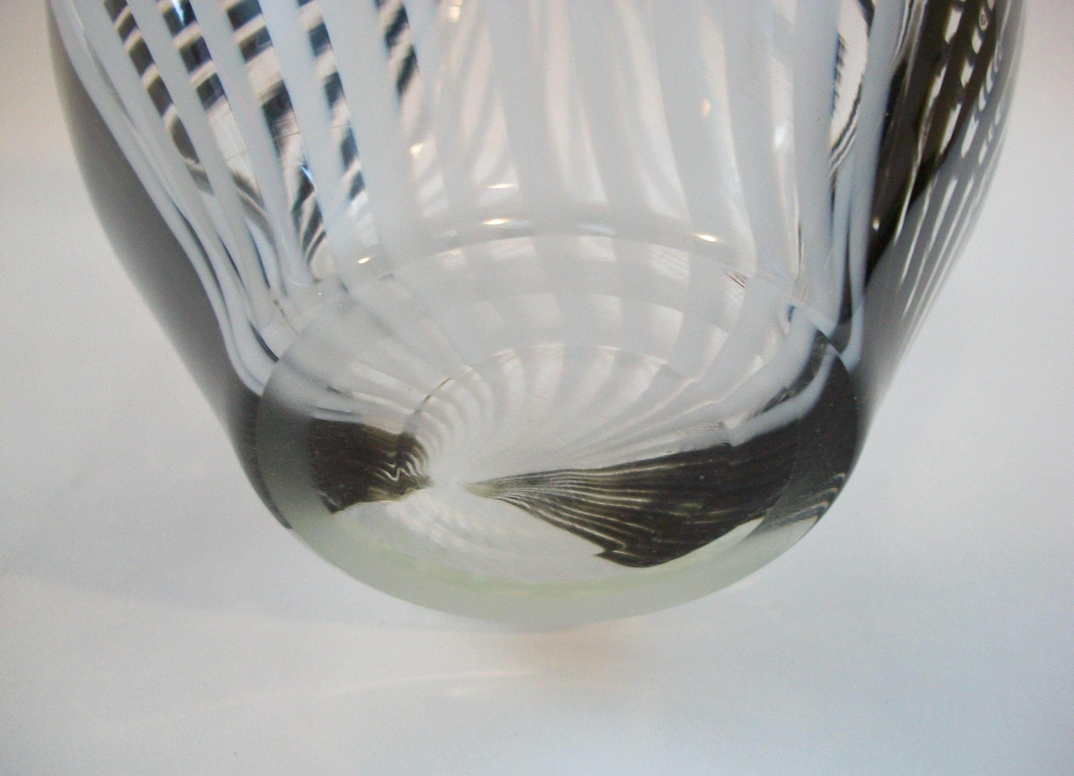 Jarrón Contemporáneo de Vidrio Artístico - Rayas Blancas y Negras sobre Transparente - Siglo XXI en venta 6