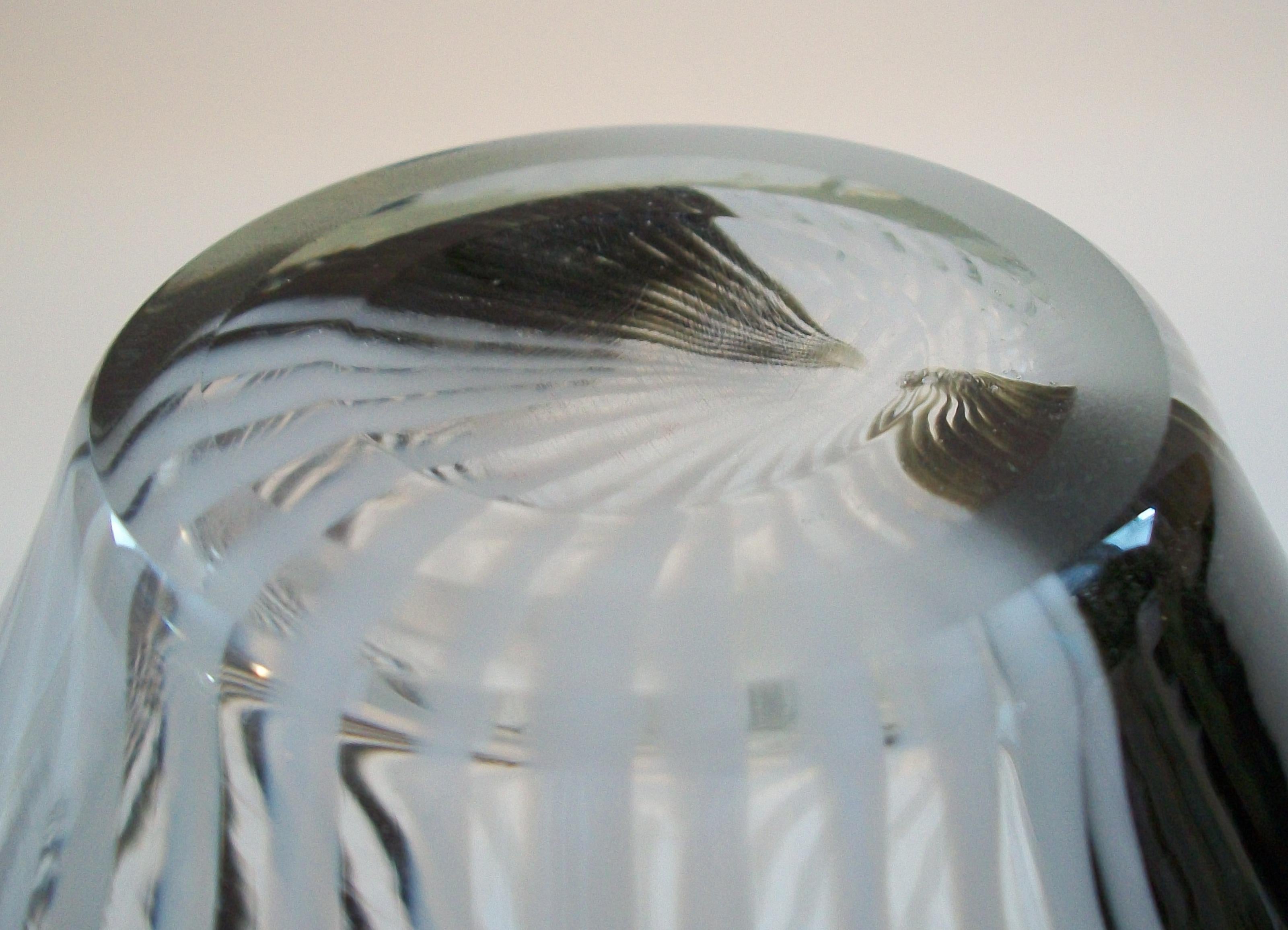 Jarrón Contemporáneo de Vidrio Artístico - Rayas Blancas y Negras sobre Transparente - Siglo XXI en venta 7