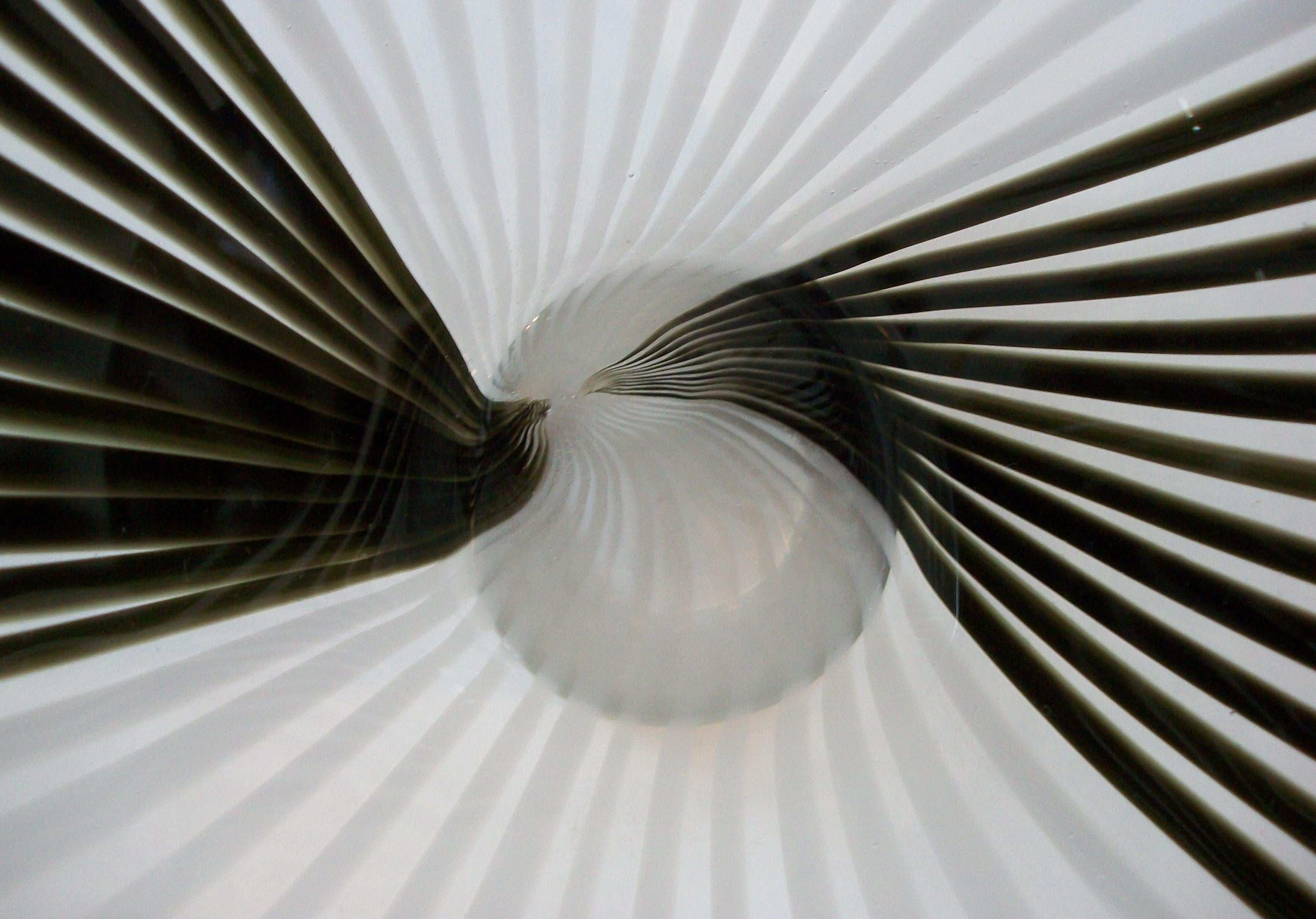 Jarrón Contemporáneo de Vidrio Artístico - Rayas Blancas y Negras sobre Transparente - Siglo XXI en venta 8
