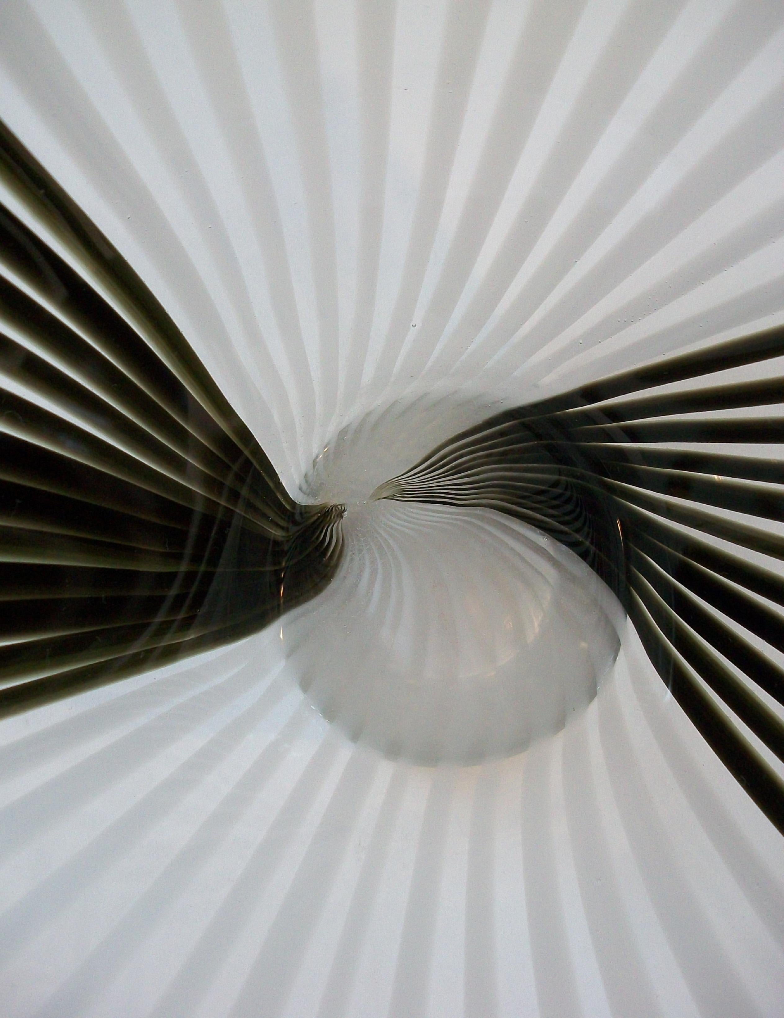 Jarrón Contemporáneo de Vidrio Artístico - Rayas Blancas y Negras sobre Transparente - Siglo XXI en venta 9