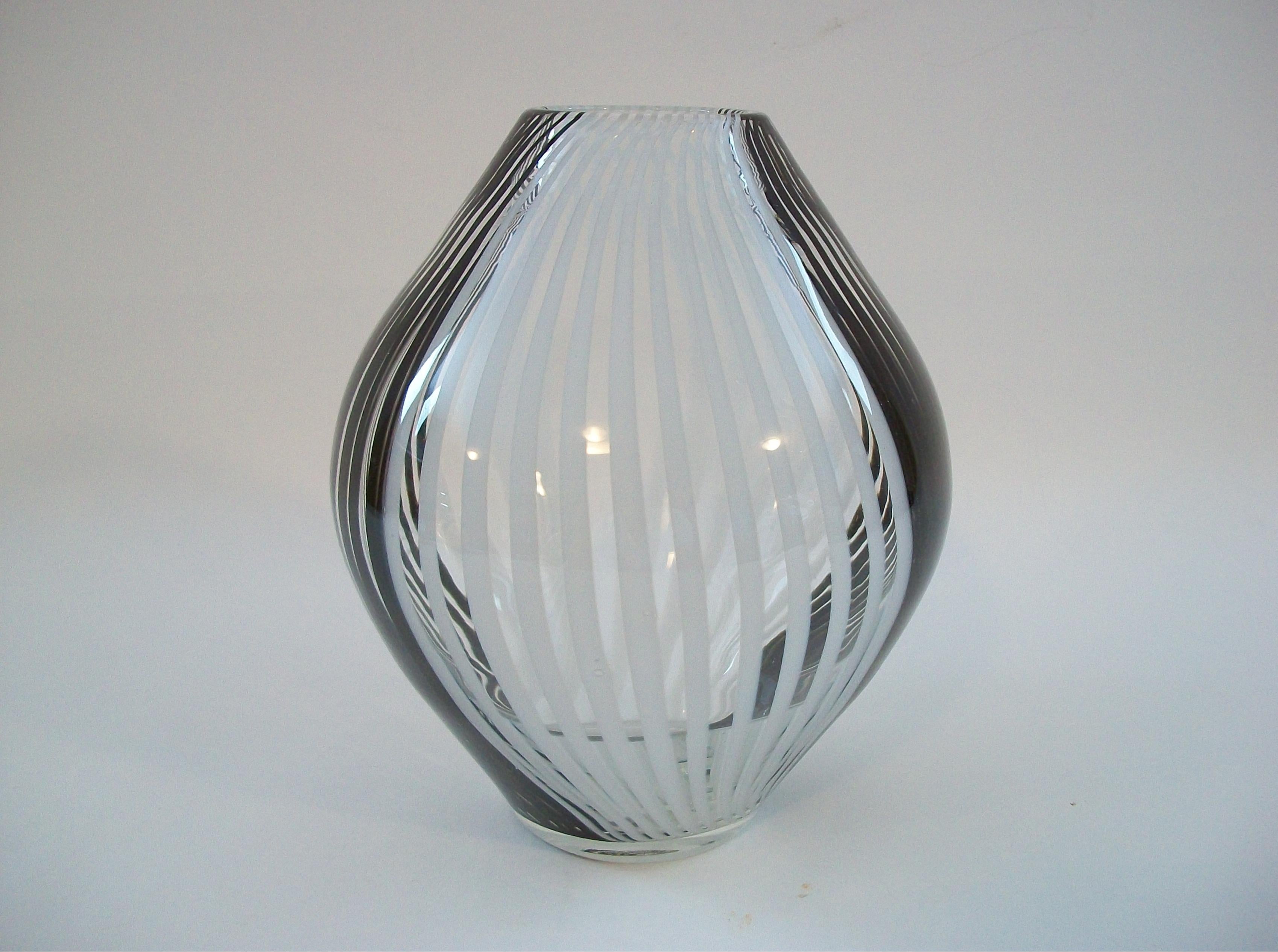 Jarrón Contemporáneo de Vidrio Artístico - Rayas Blancas y Negras sobre Transparente - Siglo XXI Moderno en venta