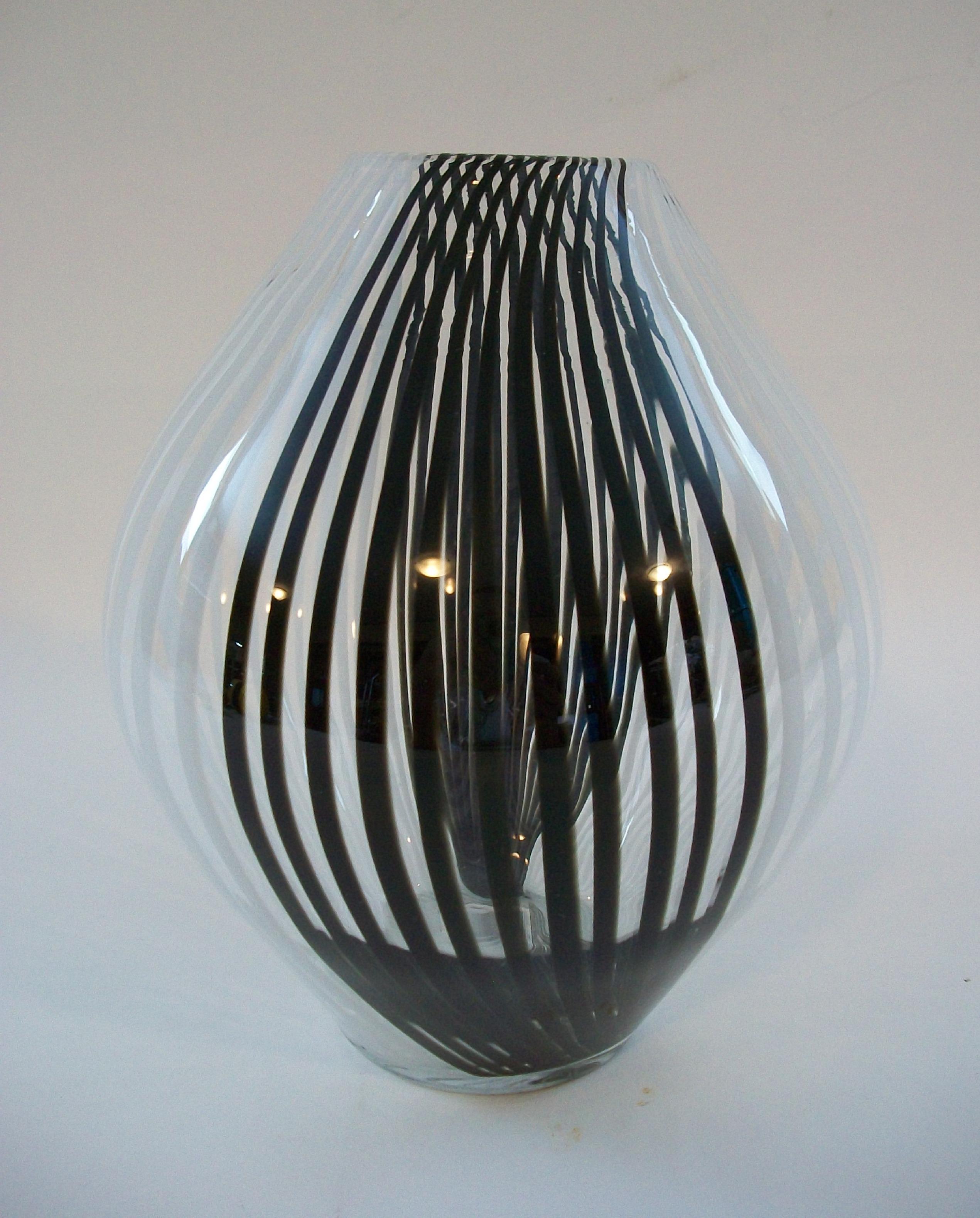 Jarrón Contemporáneo de Vidrio Artístico - Rayas Blancas y Negras sobre Transparente - Siglo XXI Hecho a mano en venta