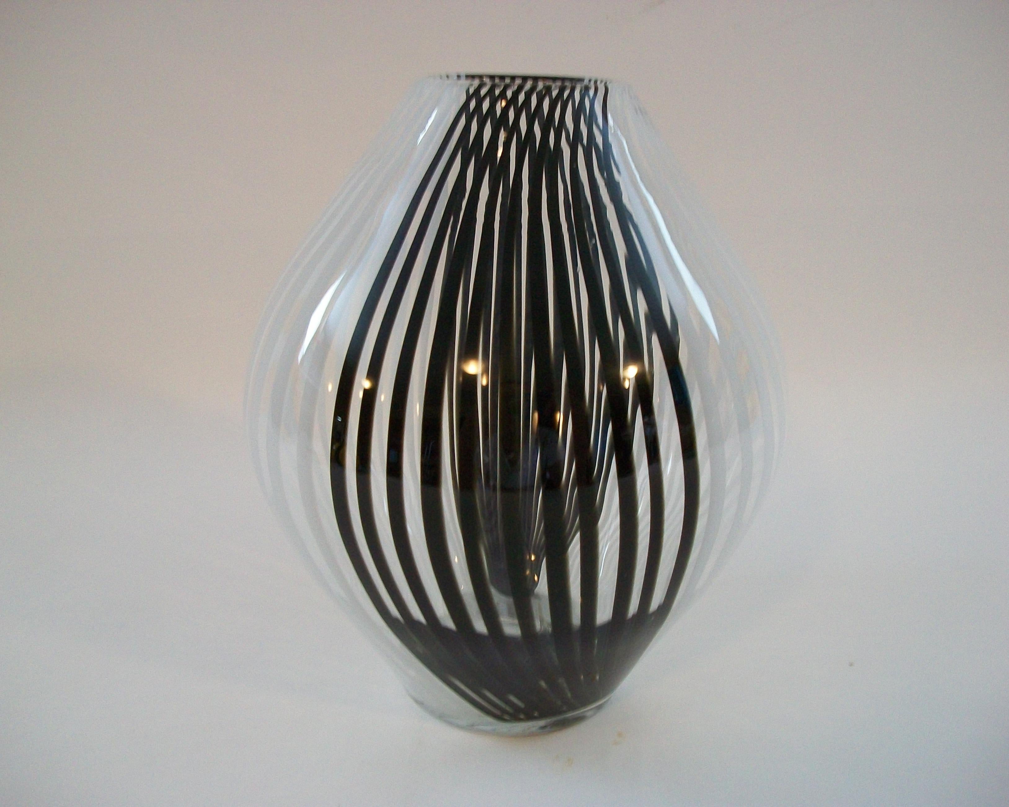Jarrón Contemporáneo de Vidrio Artístico - Rayas Blancas y Negras sobre Transparente - Siglo XXI en Bueno estado para la venta en Chatham, ON