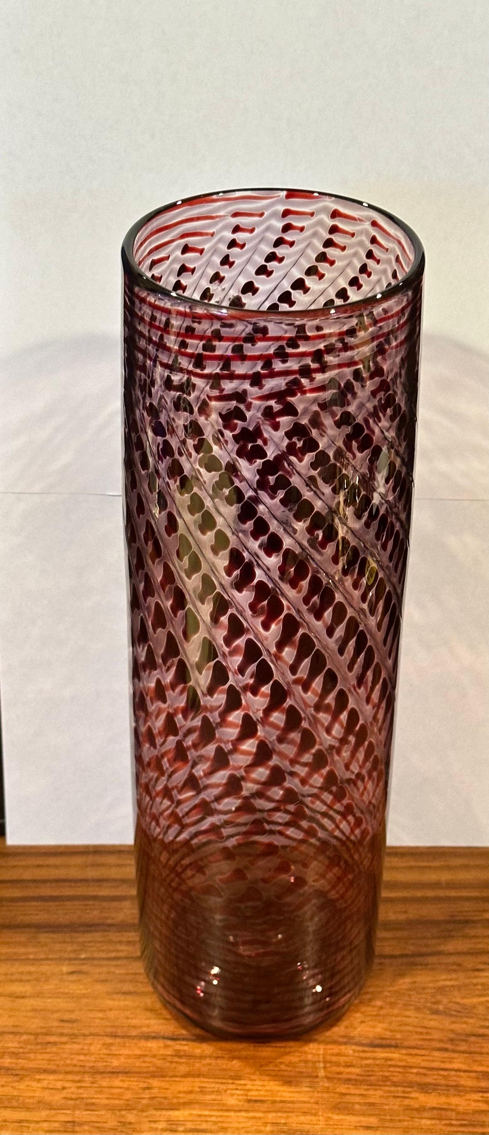 Vase aus zeitgenössischem Kunstglas von Kit Karbler & Michael David vom Blake Street Glass Studio, ca. 1982. Dieses originelle Design wird durch die Technik des Aufschichtens, Fädelns, Schneidens und Polierens von mundgeblasenem Glas erreicht, das