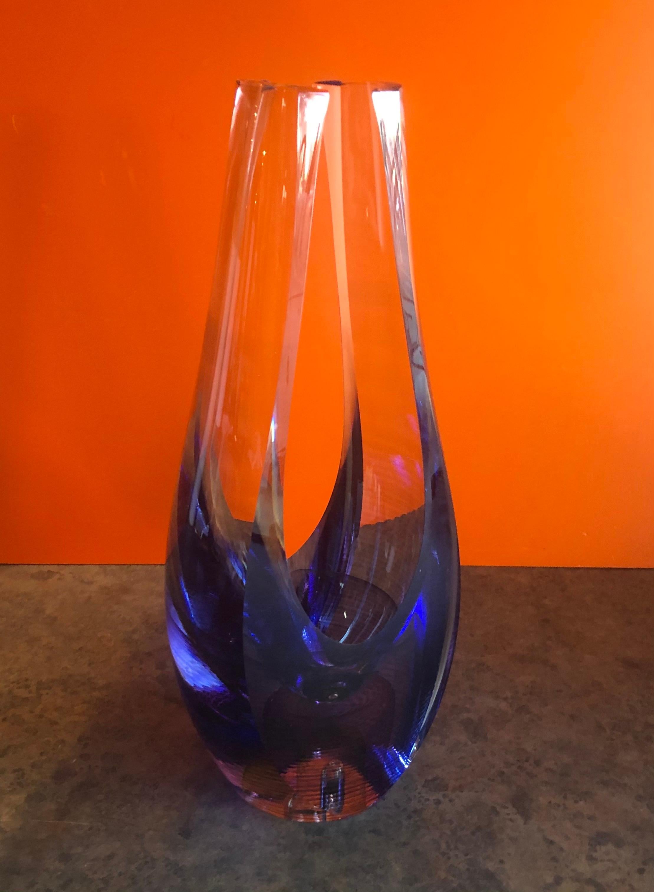 Vase / sculpture en verre d'art contemporain par Kit Karbler et Michael David du Blake Street Glass Studio, vers les années 1990. Ce design original est obtenu grâce à leur technique de superposition, d'enfilage, de coupe et de polissage du verre
